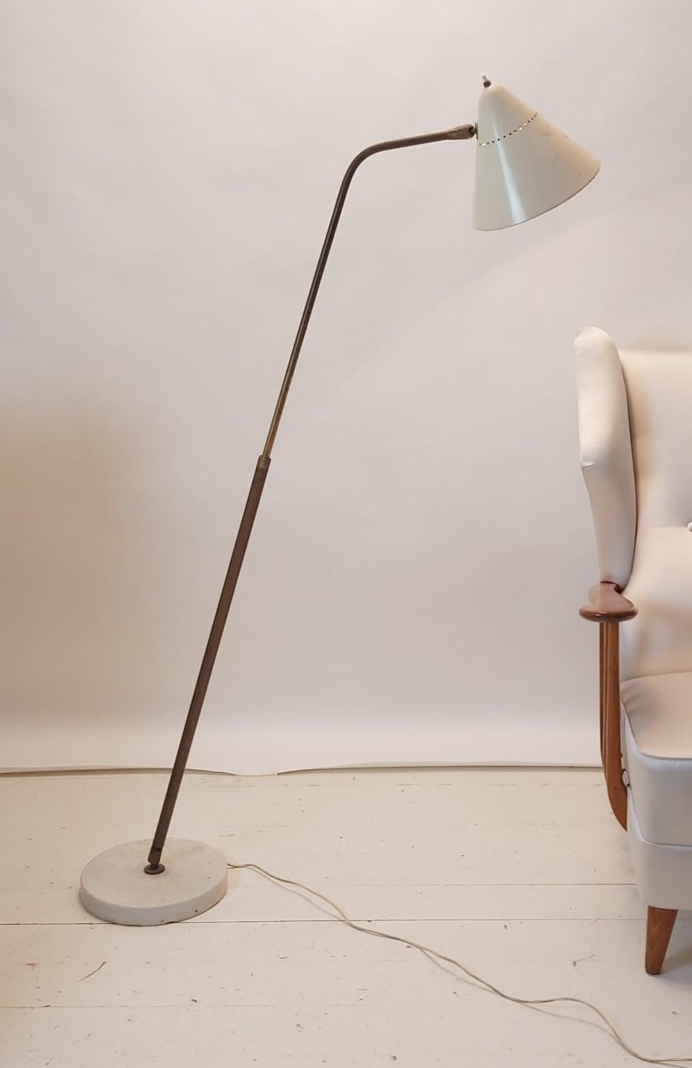 Mid-Century Modern Adjustable Floor Lamp by F. Ostuni for Oluce Rare Italy 1950s In Good Condition For Sale In Milano, IT