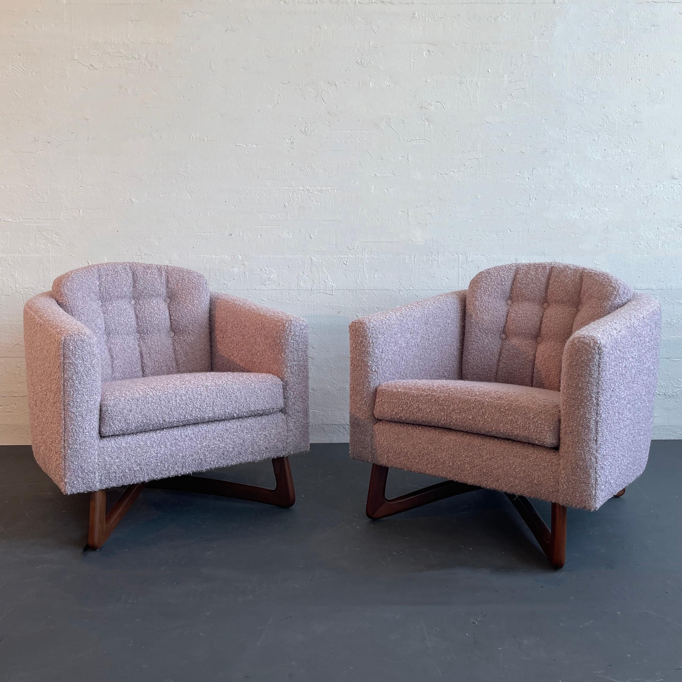 Paire de fauteuils club et de chaises longues modernes du milieu du siècle, de forme classique en tonneau arrondi, avec dossier touffeté et accoudoirs enveloppants, pour une disposition confortable des sièges. Les chaises ont été nouvellement