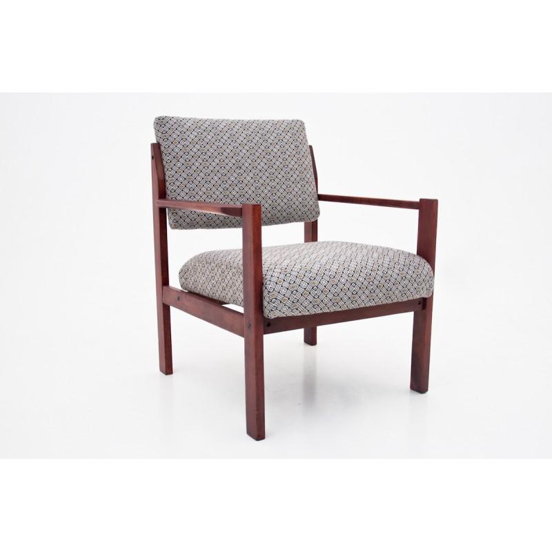 Der Sessel wurde in den 1960er Jahren in Polen hergestellt. Es wurde einer gründlichen Renovierung von Schreinerei und Polstermöbeln unterzogen. Er wurde mit neuem Stoff gepolstert.