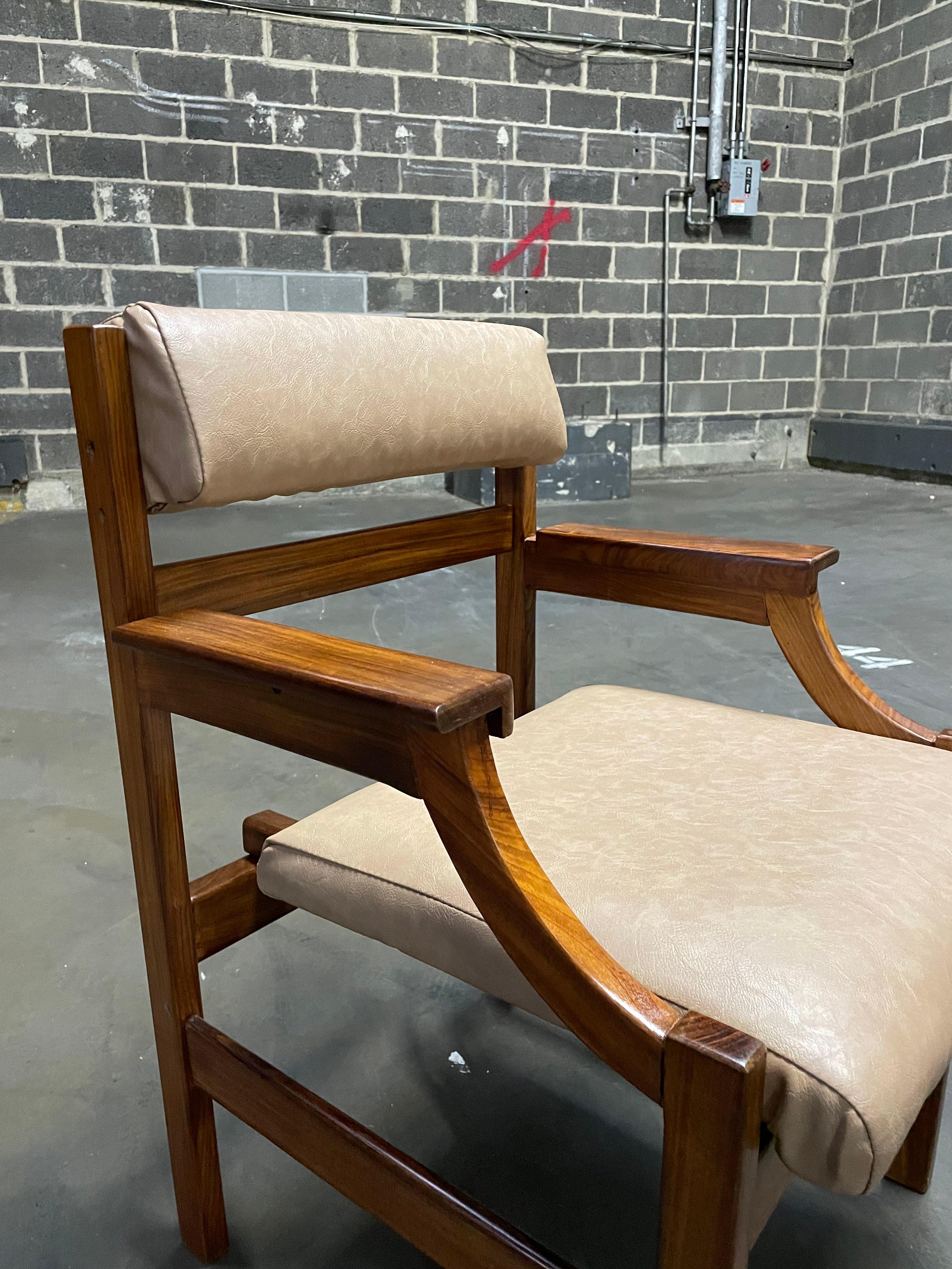 Moderner Sessel aus der Mitte des Jahrhunderts aus Hartholz und braunem Leder, 1960, Brasilien, Plakette (Kunstleder) im Angebot