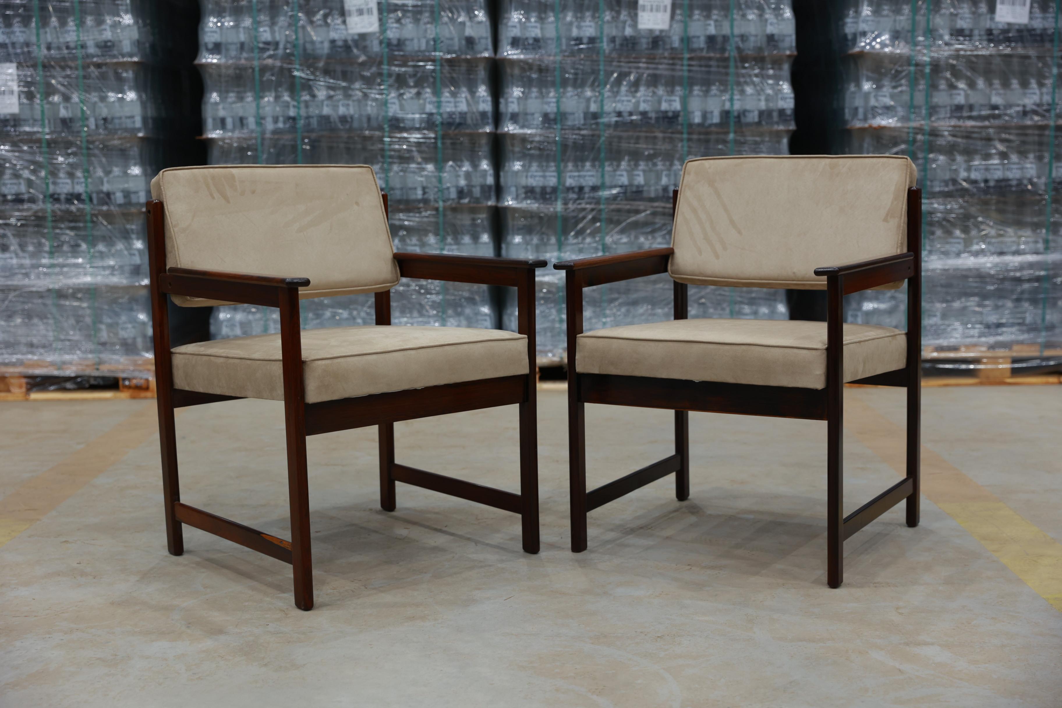 Available now, these Brazilian Modern armchairs in hardwood & beigeF Fabric designed  by Jorge Jabour for Moveis Cantu are gorgeous!

These gems were designed by Jorge Jabour Mauad and executed by Cantù Móveis e Interiores Ltda. in the 1960s. The