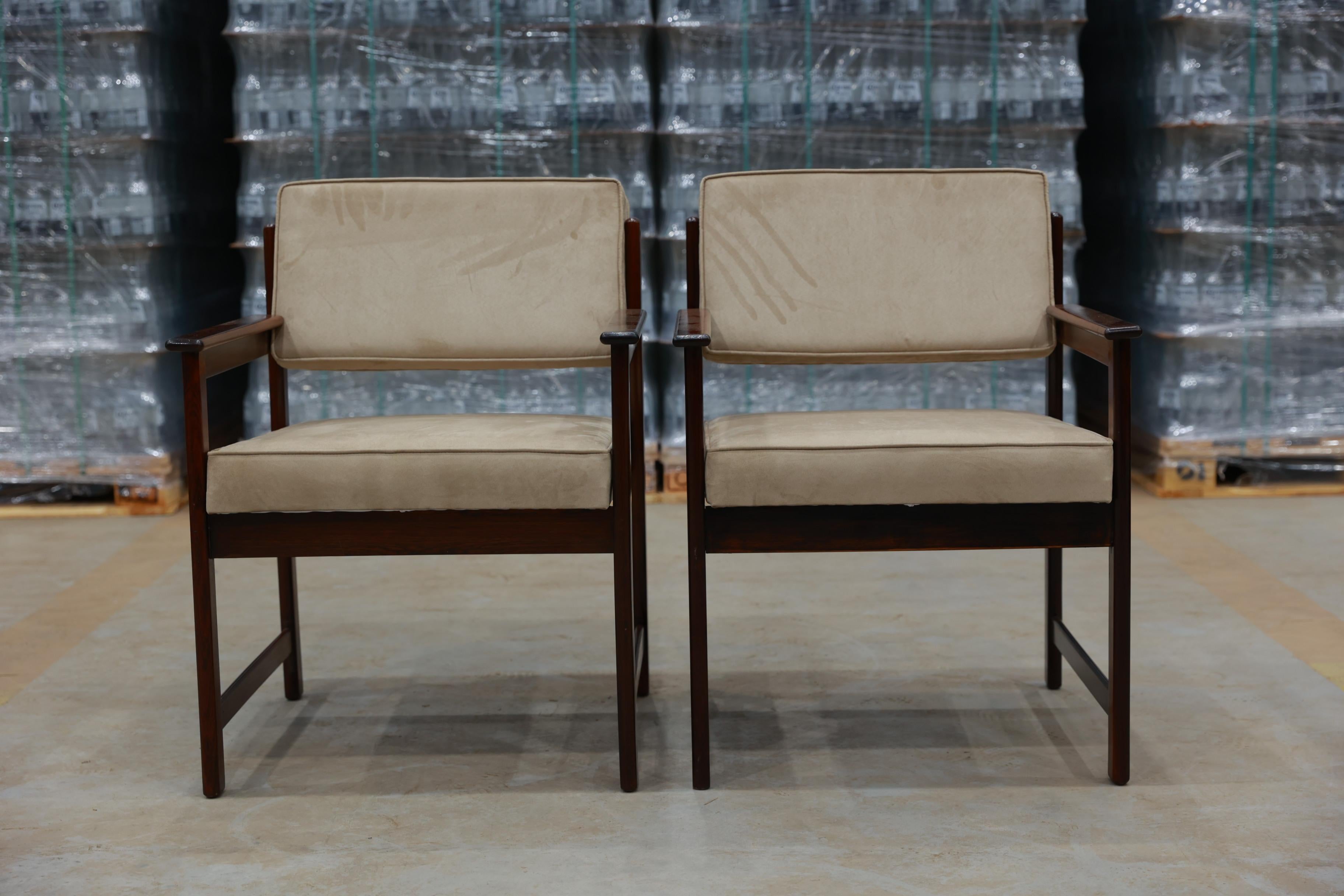 Mid-Century Modern Midcentury Modern Armchairs in Hardwood & Beige Fabric by Jorge Jabour, Brazil For Sale
