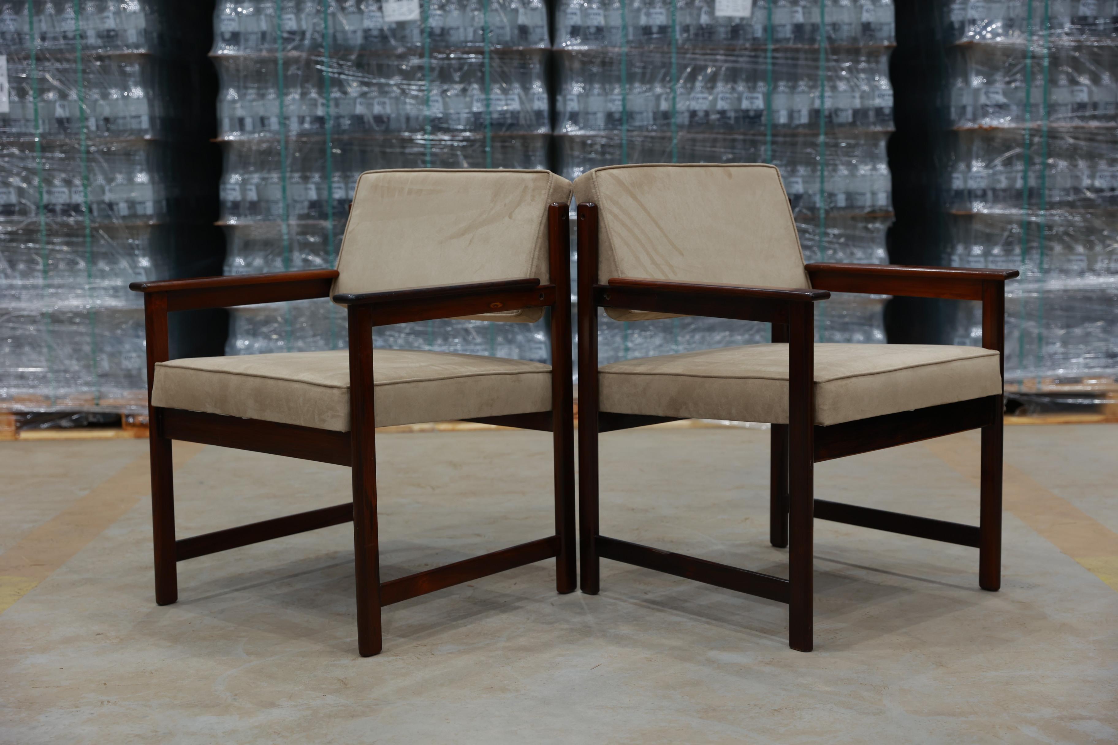 Brazilian Midcentury Modern Armchairs in Hardwood & Beige Fabric by Jorge Jabour, Brazil For Sale