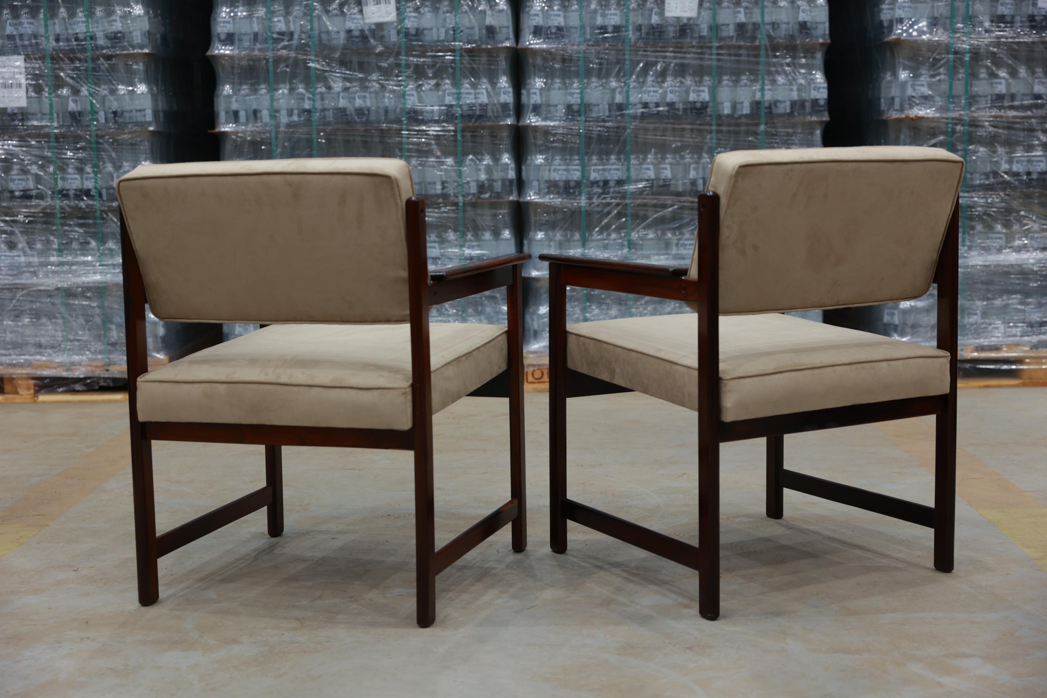 Midcentury Modern Armchairs in Hardwood & Beige Fabric by Jorge Jabour, Brazil In Good Condition For Sale In New York, NY