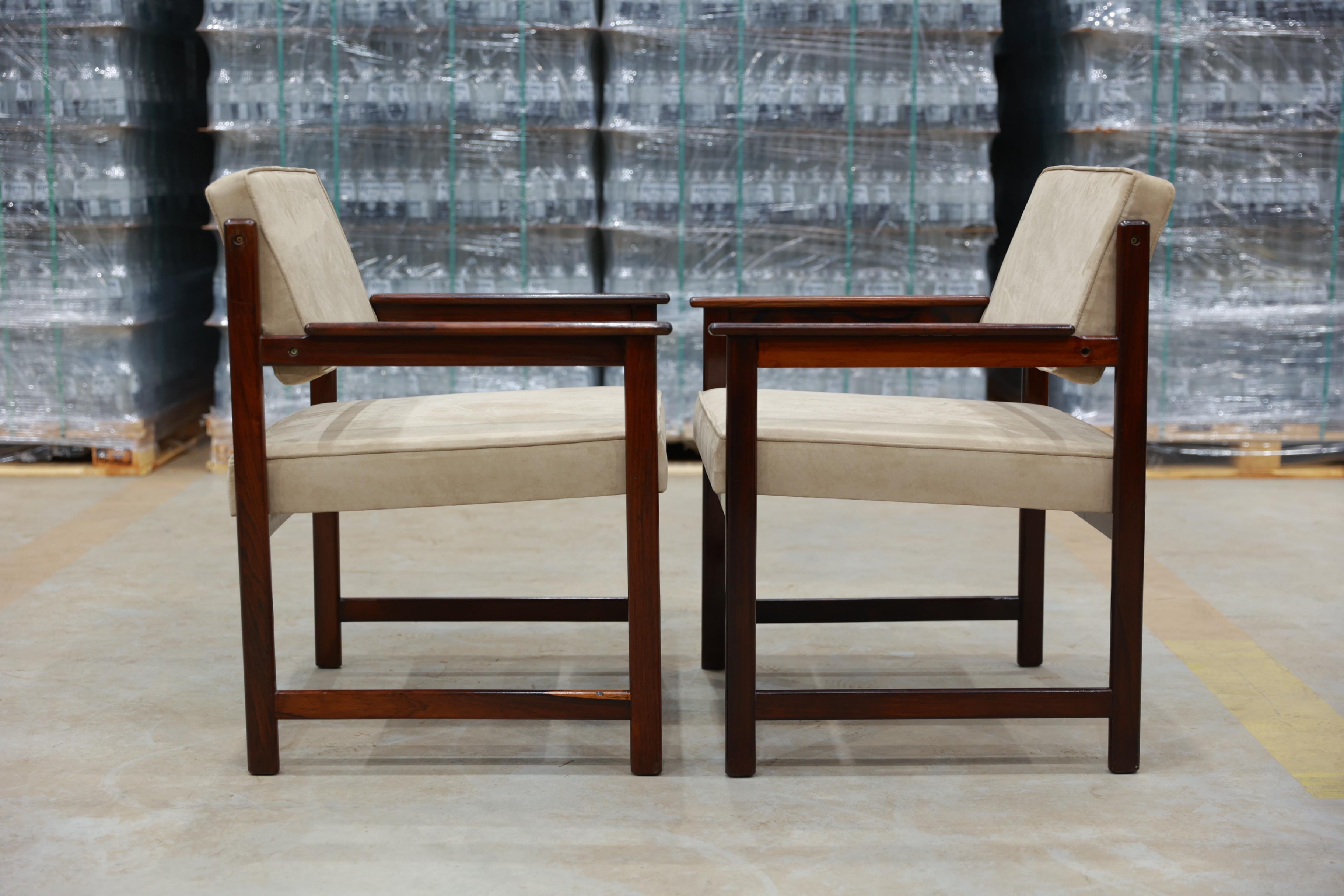 20th Century Midcentury Modern Armchairs in Hardwood & Beige Fabric by Jorge Jabour, Brazil For Sale