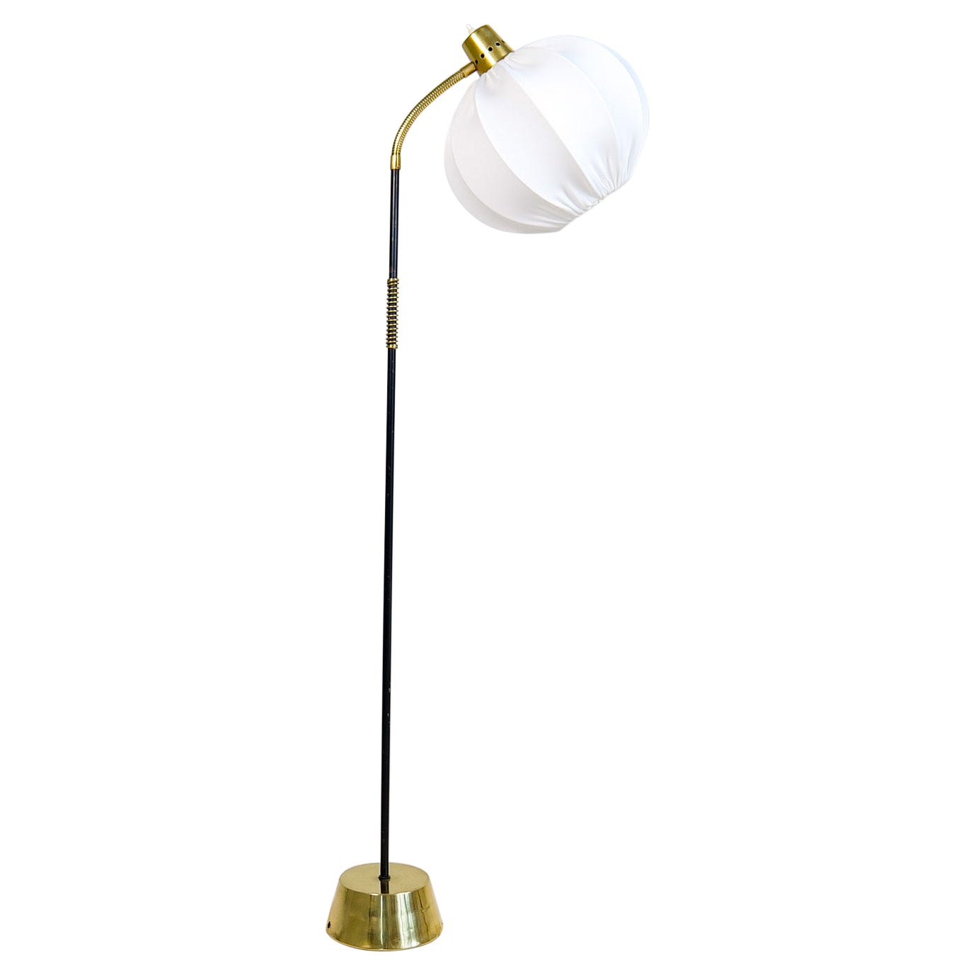 Lampadaire ASEA en métal et laiton moderne du milieu du siècle dernier, Suède, années 1960 en vente