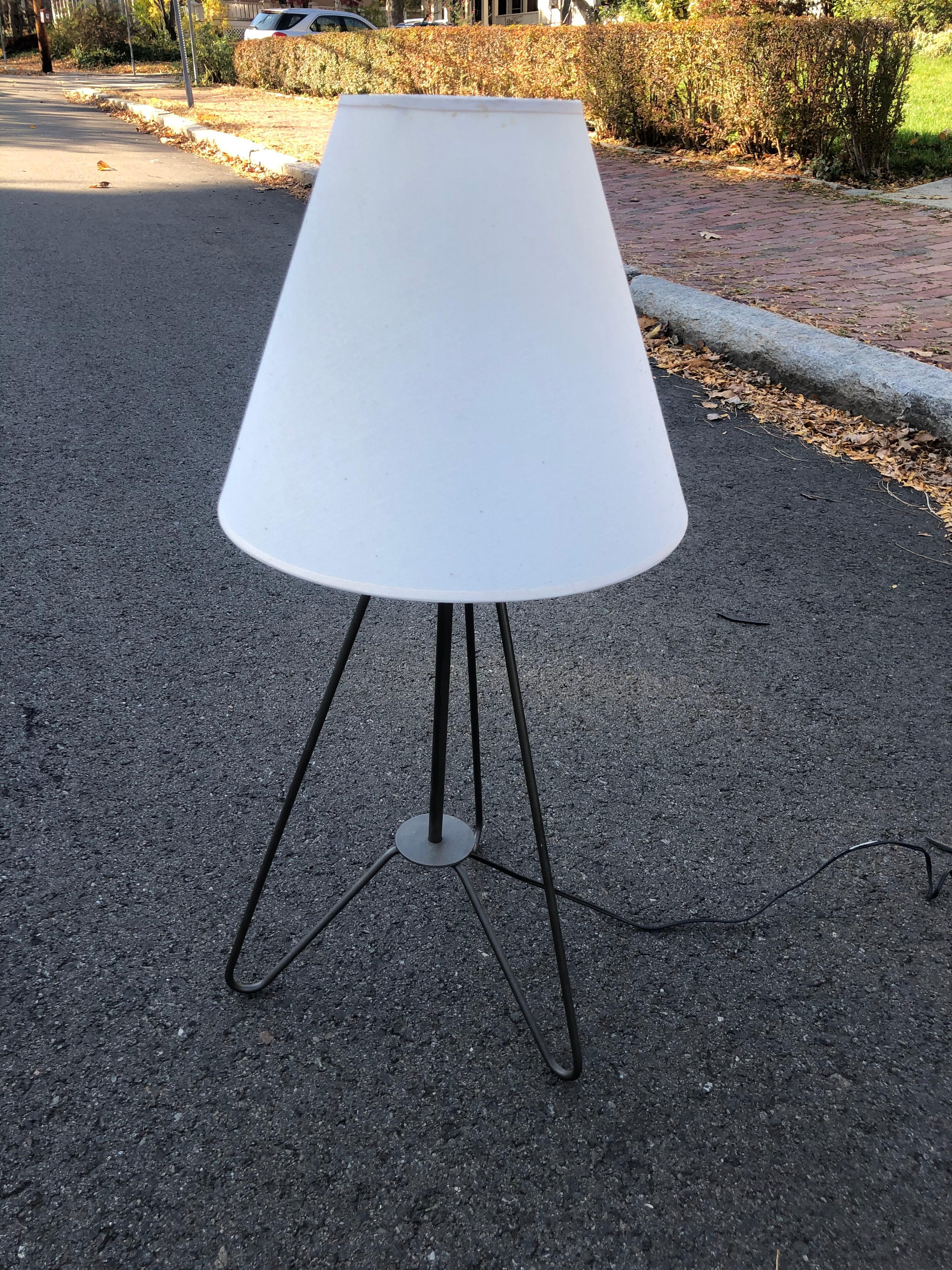 Attractive Mid-Century Modern atomic age table lamp. Industrial elegant bent metal rod frame. In good original condition. Works great.