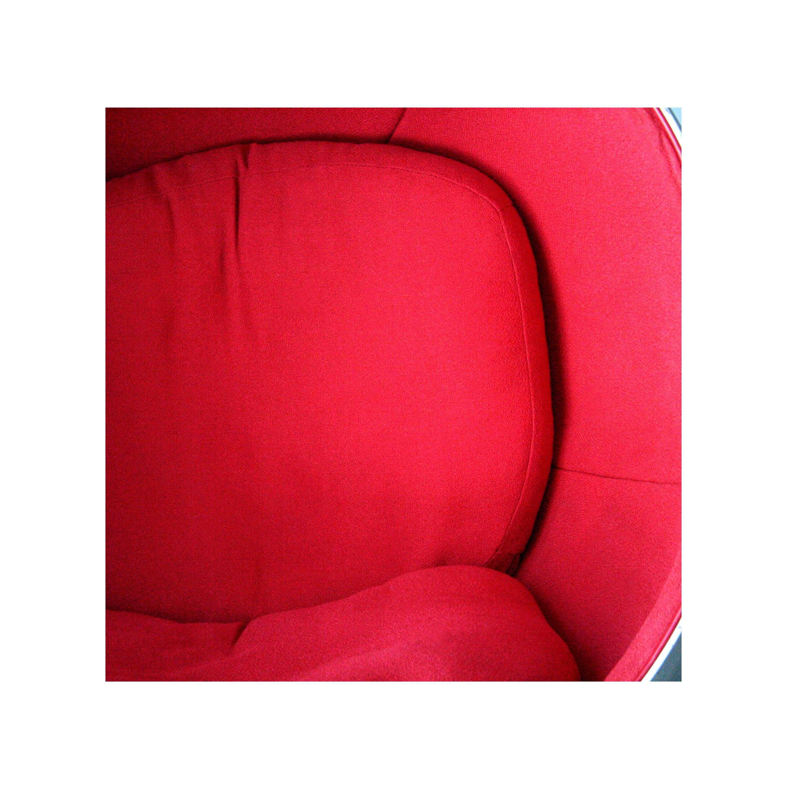 Dieser Sessel ist einer der bekanntesten und beliebtesten Klassiker des finnischen Designs und war der internationale Durchbruch von Eero Aarnio. Eine Ikone des 20. Jahrhunderts im Stil des Space Age.