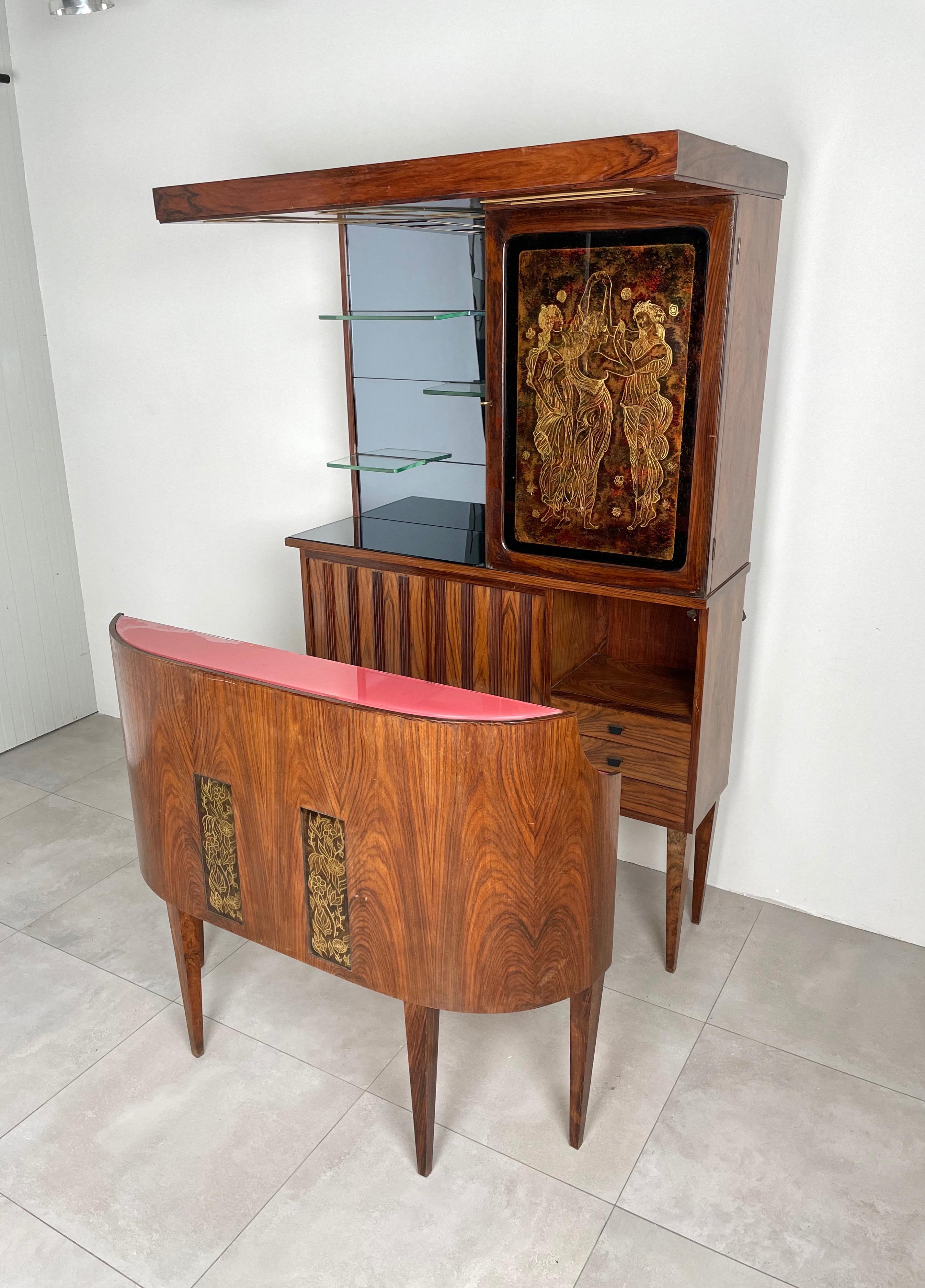 Meuble de bar moderne du milieu du siècle dernier en bois, miroir et verre, Italie, années 1960 Bon état - En vente à Rome, IT