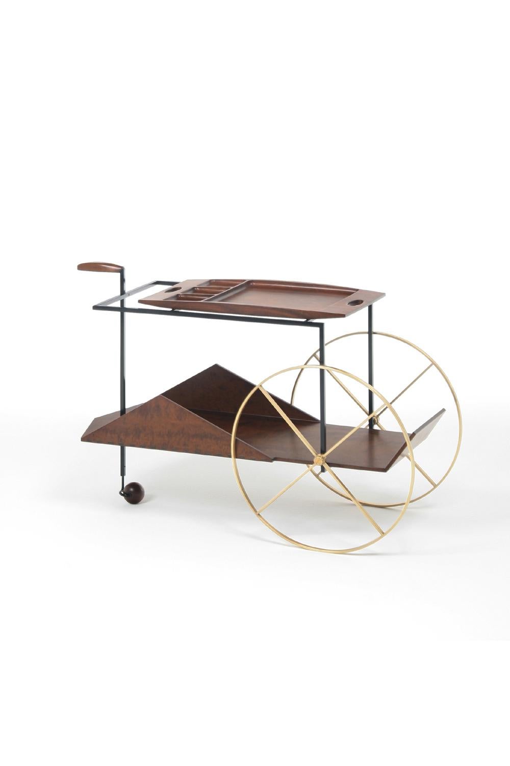 The dissemination of the habit of taking tea made the bar cart or tea trolley an essential piece for any modern home. Jorge Zalszupin created this product in 1959, inspired by Polish baby buggies. Standing aside due to its particularities and its