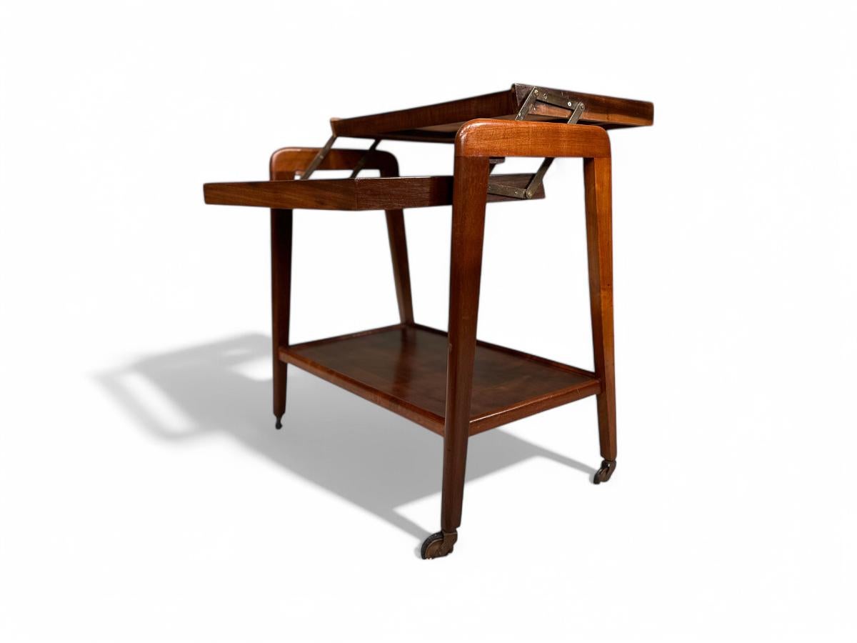 Disponible dès aujourd'hui, ce chariot de bar du milieu du siècle en bois dur Pau Marfim et laiton est stupéfiant ! Son design unique, pour l'époque, attire l'attention par sa fonctionnalité et son côté pratique. Il dispose de 3 positions