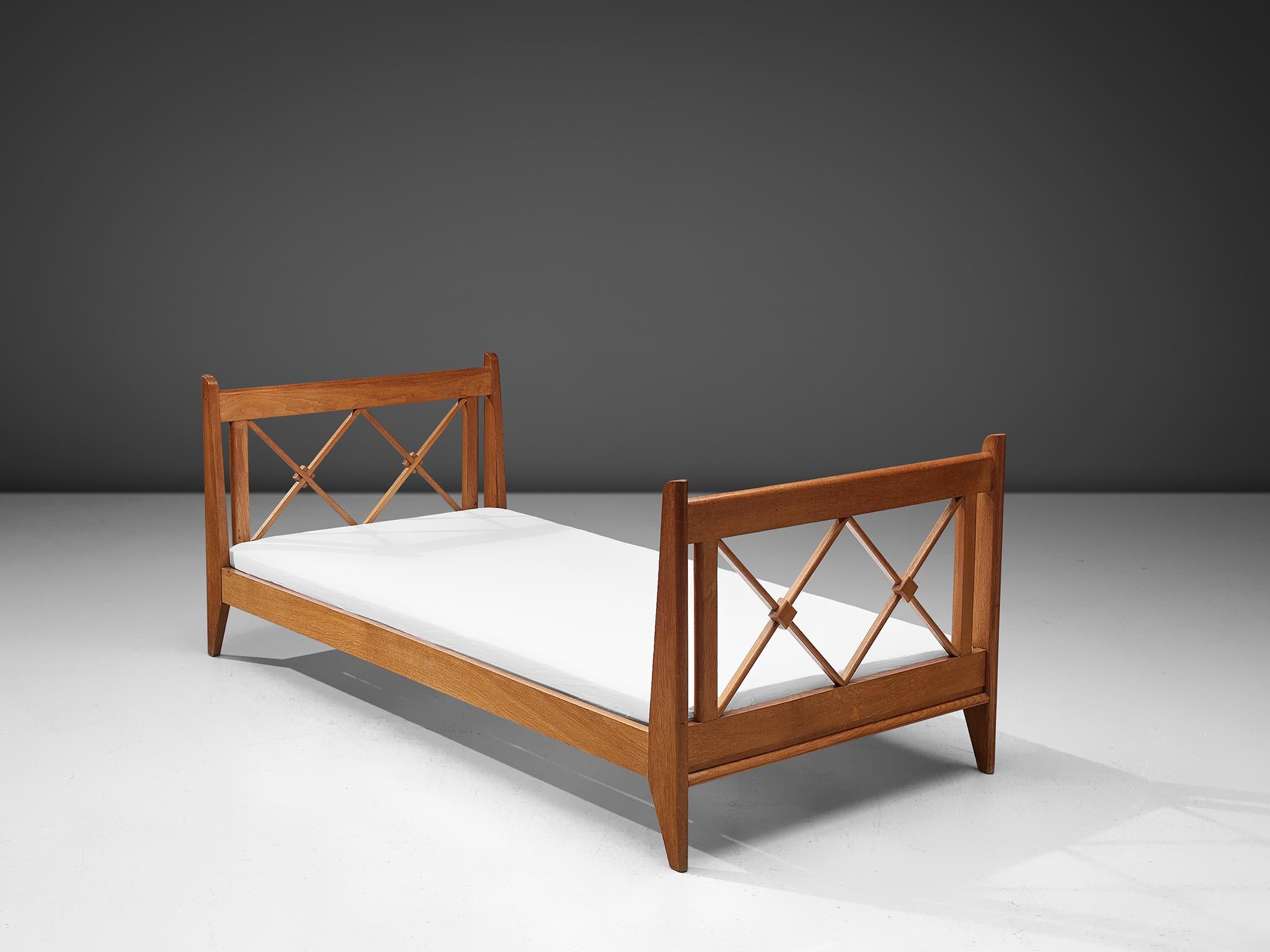 Single bed, oak, Italy, 1940s.

A beautifully made single bed in oakwood. It shows amazing craftsmanship that is evident in the interlocking crosses in the head- and footboard of the bed. The clean lines give, together with the choice of the natural