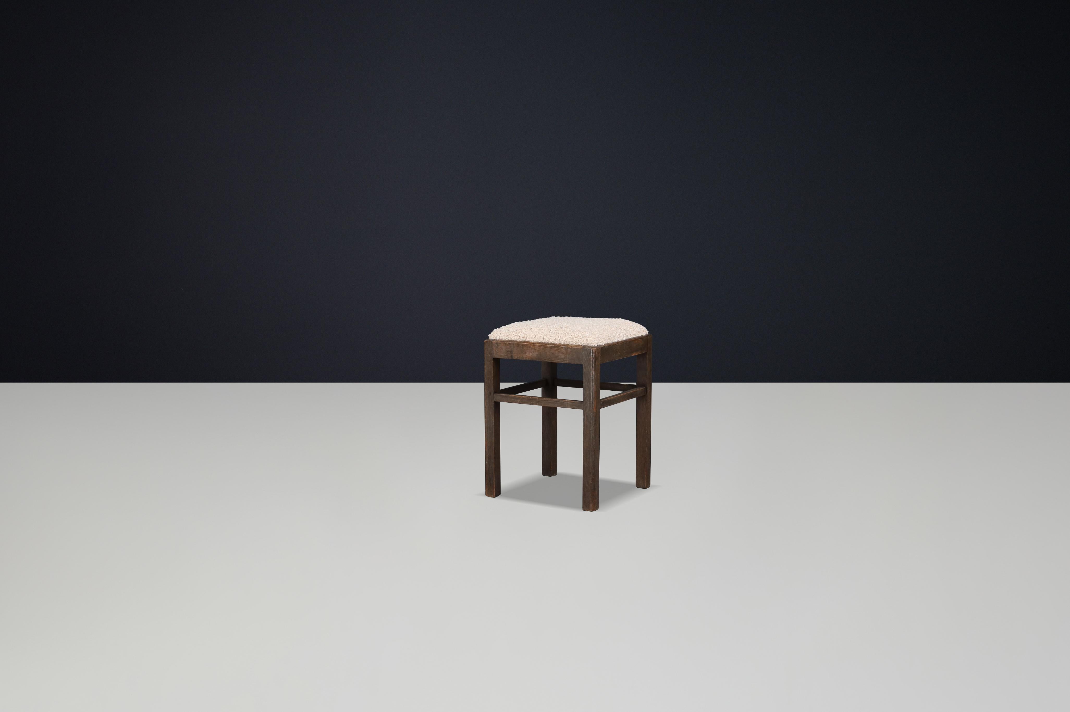 Taburete moderno de mediados de siglo en madera de haya con tapicería de Bouclé Teddy, años 50 Moderno de mediados de siglo en venta