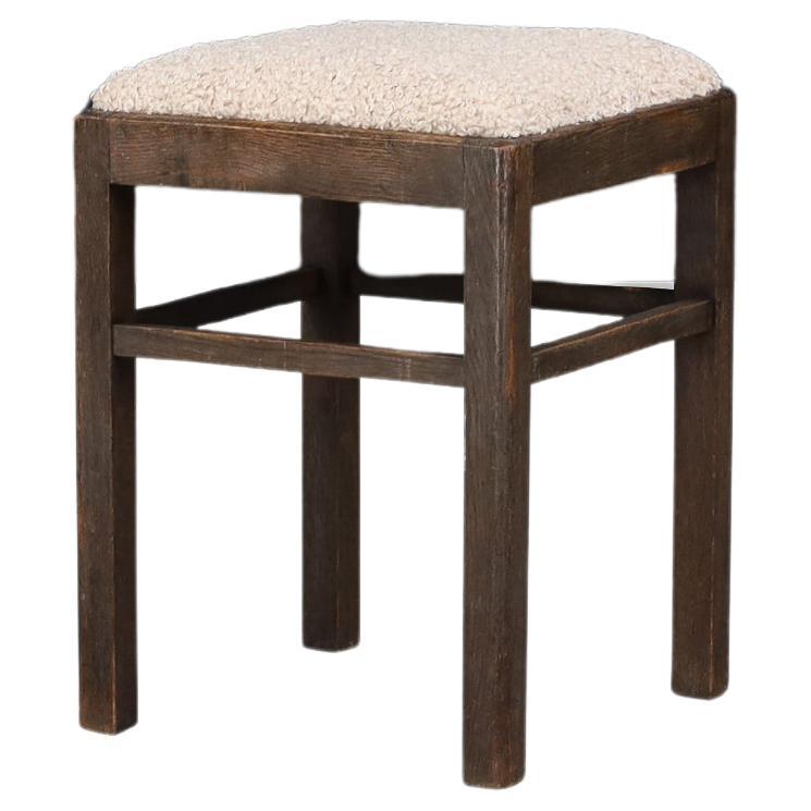 Sgabello moderno di metà secolo in legno di faggio con rivestimento in bouclé di orsetto, anni '50