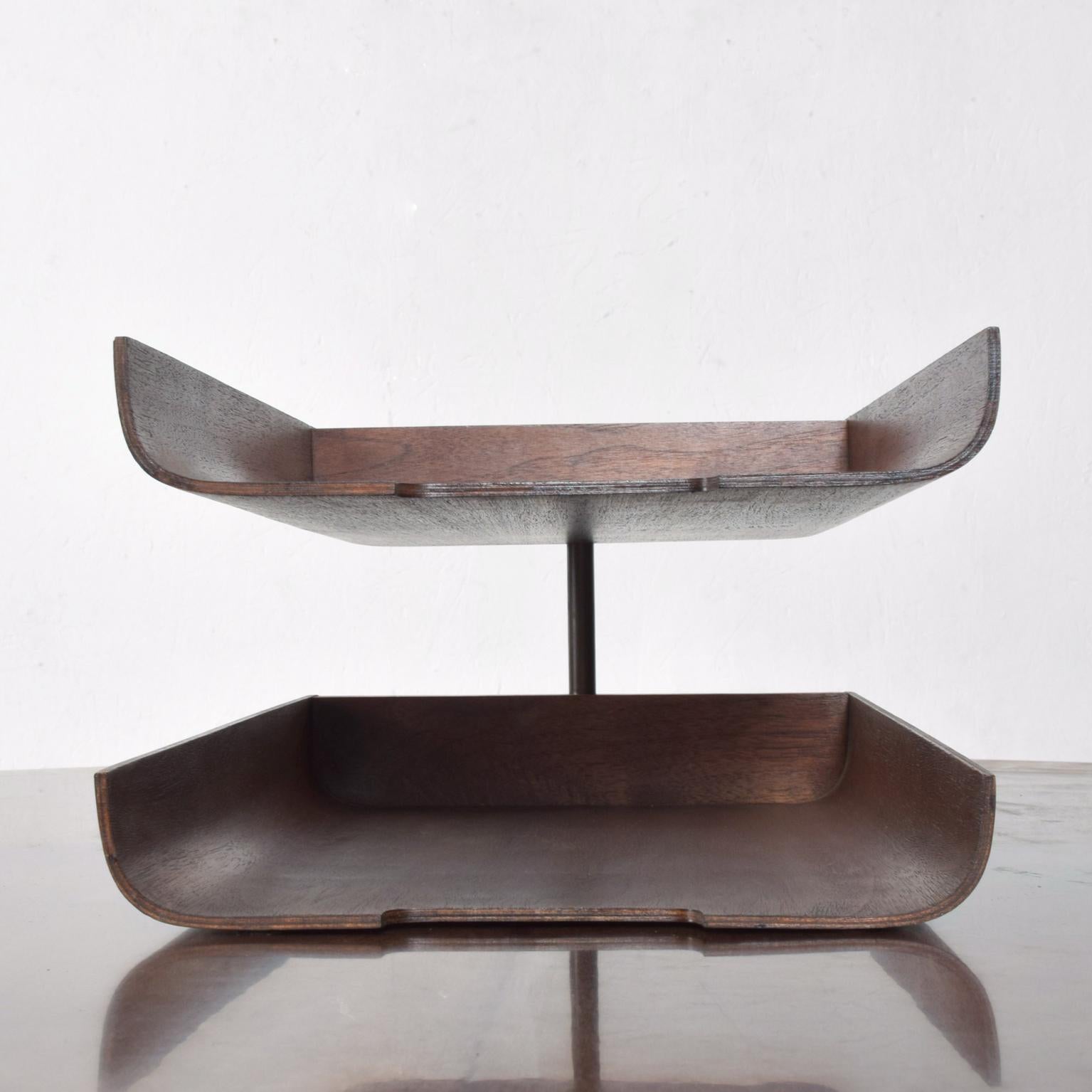Mid-Century Modern Bent Plywood Office Desk Paper Holder Tray in Walnut In Good Condition In Chula Vista, CA