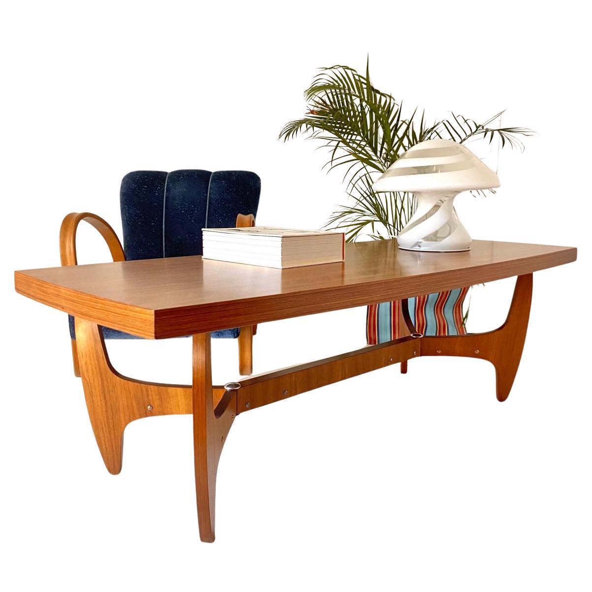 Divano rettangolare grande italiano del Midcentury Modern Wood.

Questo tavolo da divano rettangolare grande italiano del Midcentury Modern, realizzato negli anni '60, è caratterizzato da linee morbide e fluide, con una struttura e gambe dalla forma