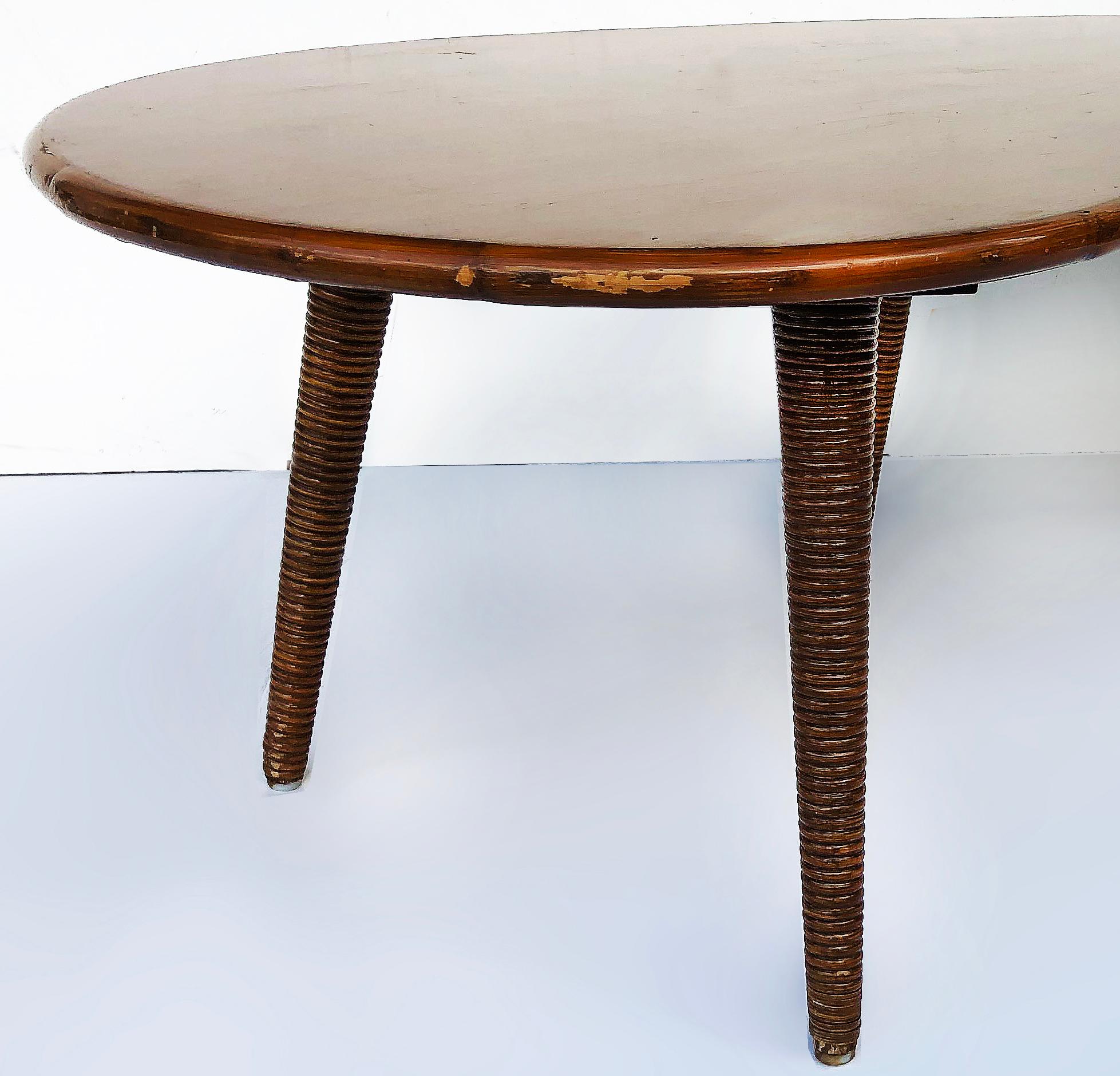 Mid-Century Modern Biomorphic Form Coffee Table with Tapered Reed Legs In Good Condition In Miami, FL