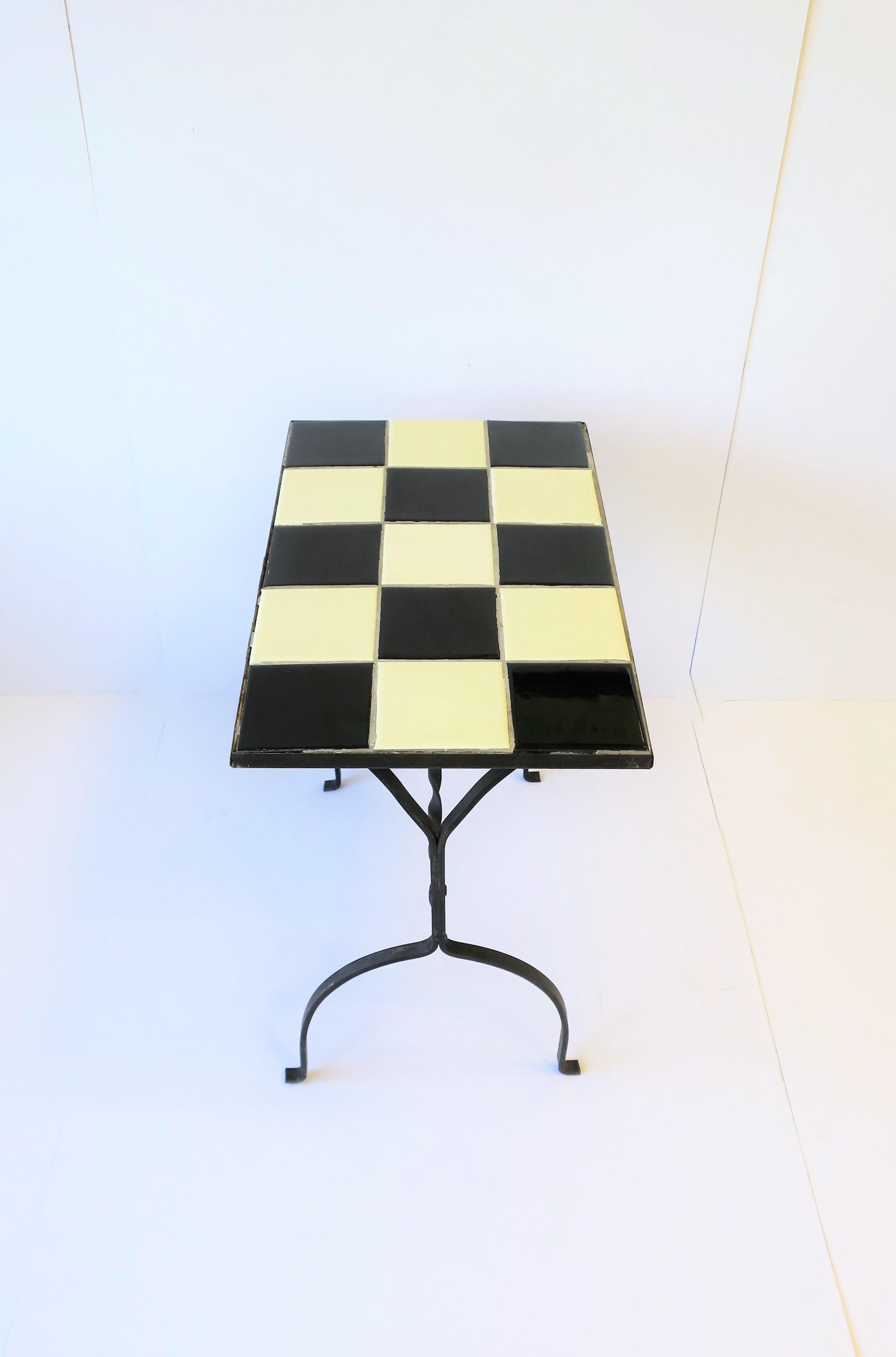 Mid-Century Modern Black and White Mosaic Tile Side or End Table In Good Condition In New York, NY