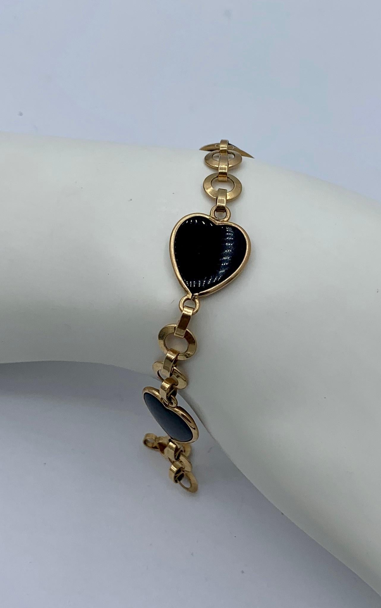 Modernist Mid-Century Modern Black Onyx Heart Bracelet 14 Karat Gold Retro For Sale