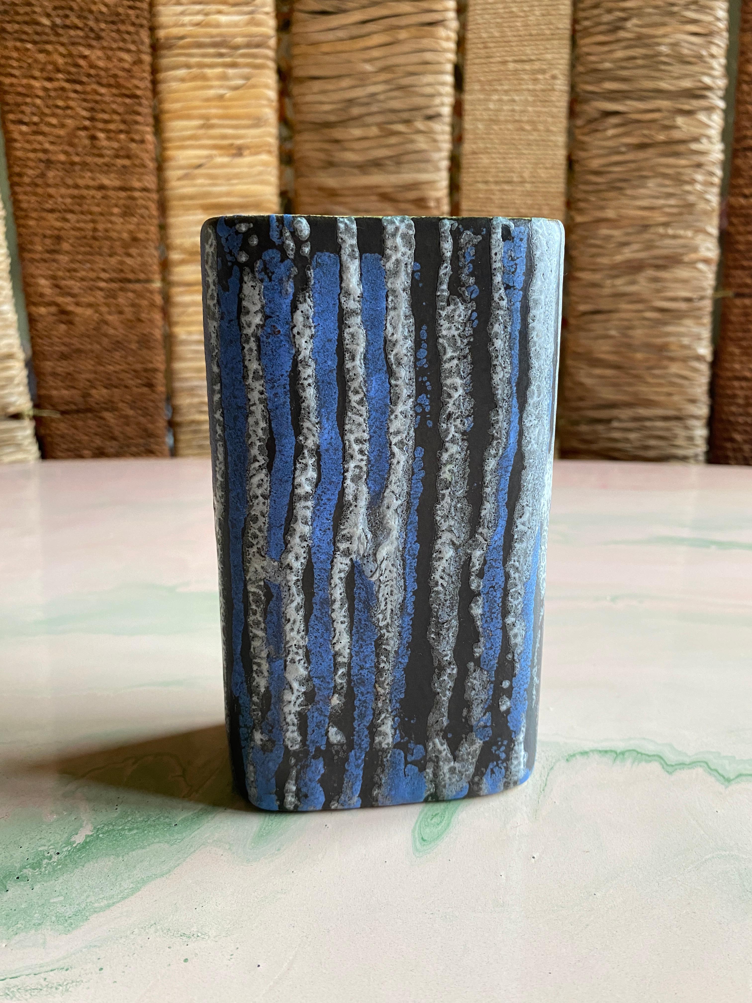 Vaso in gres lavico a strisce bianche e blu di Jasba, anni '60, della linea Midcentury Modern in vendita 2