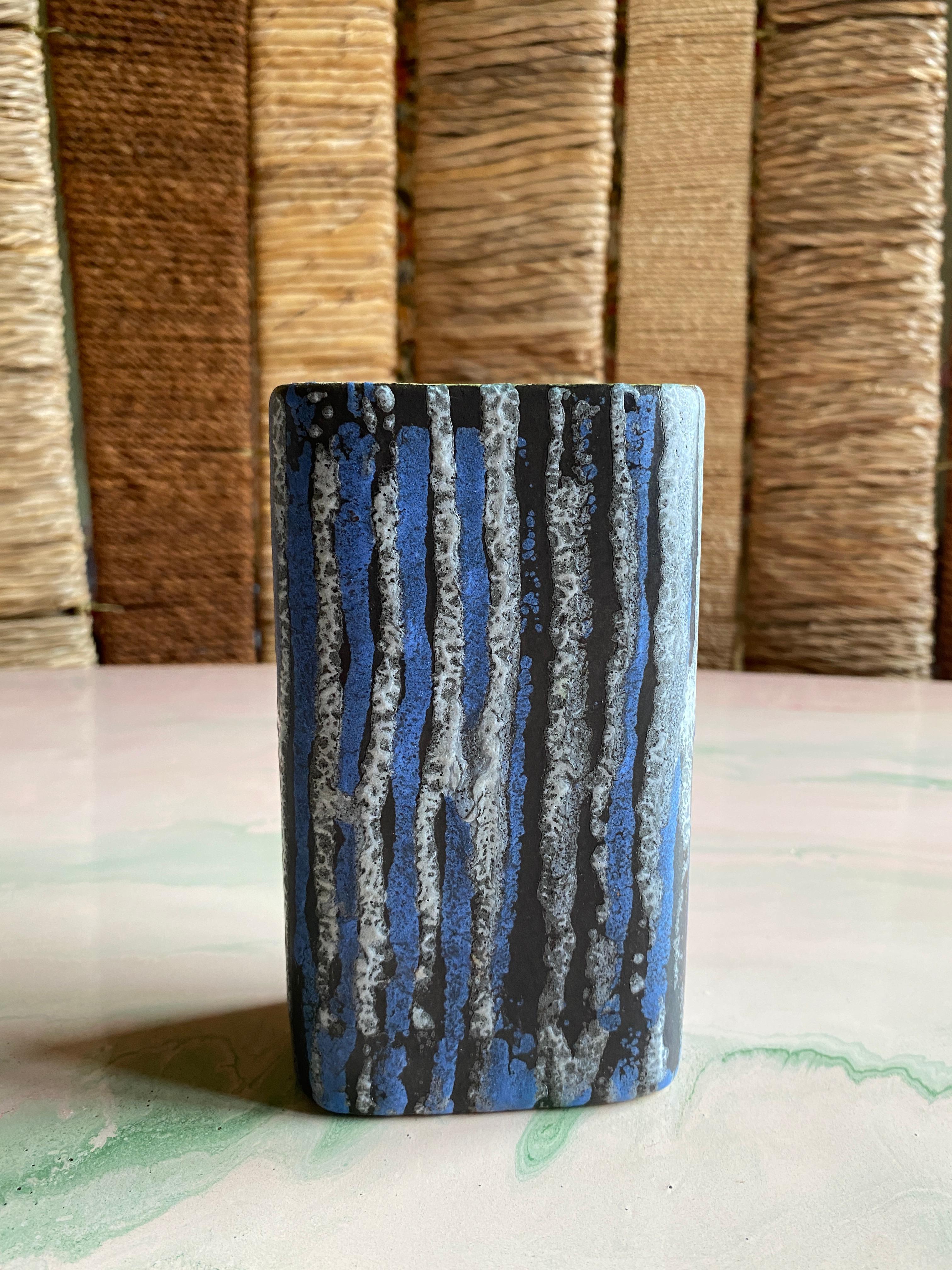 Vaso in gres lavico a strisce bianche e blu di Jasba, anni '60, della linea Midcentury Modern in vendita 4