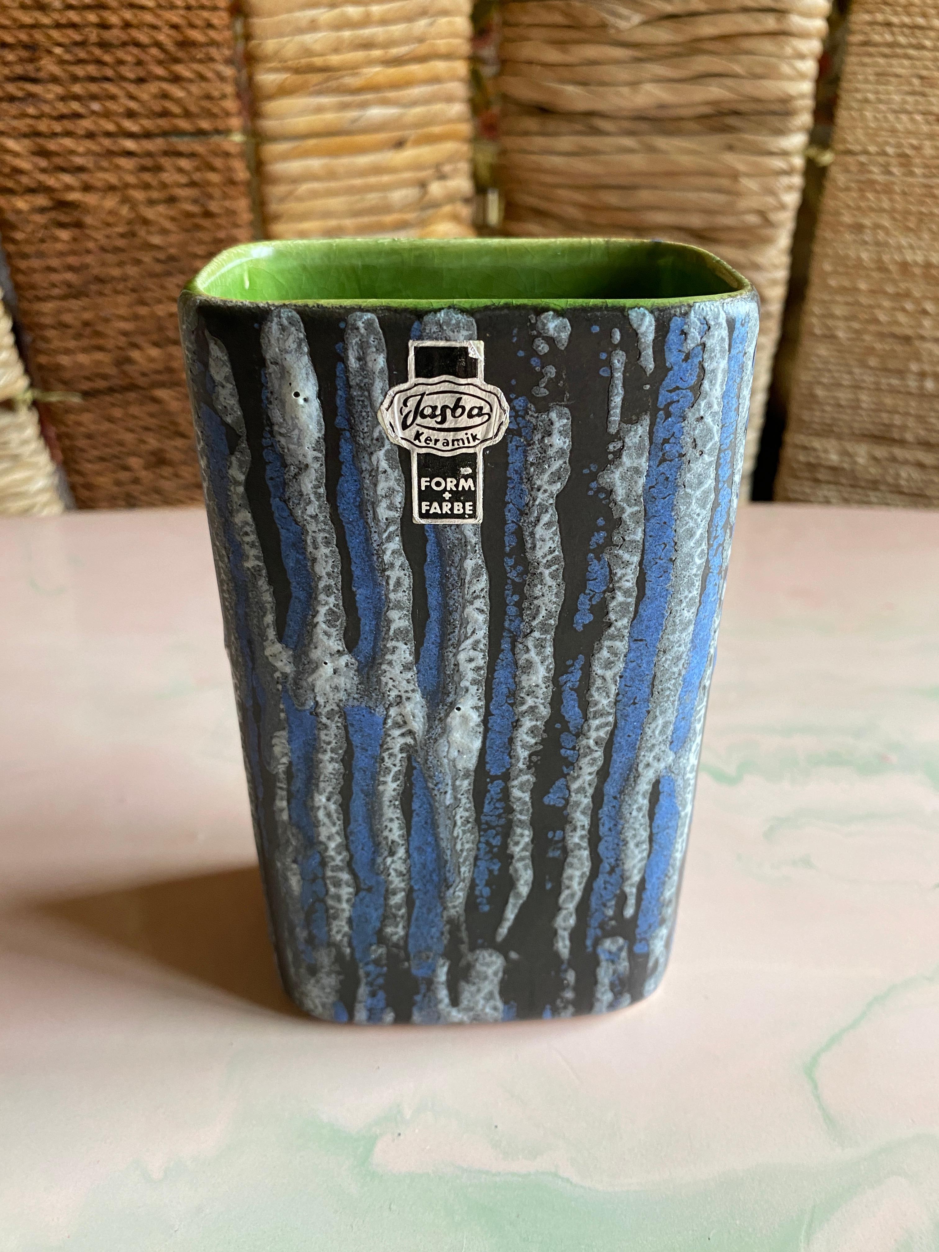 Mid-Century moderno Vaso in gres lavico a strisce bianche e blu di Jasba, anni '60, della linea Midcentury Modern in vendita