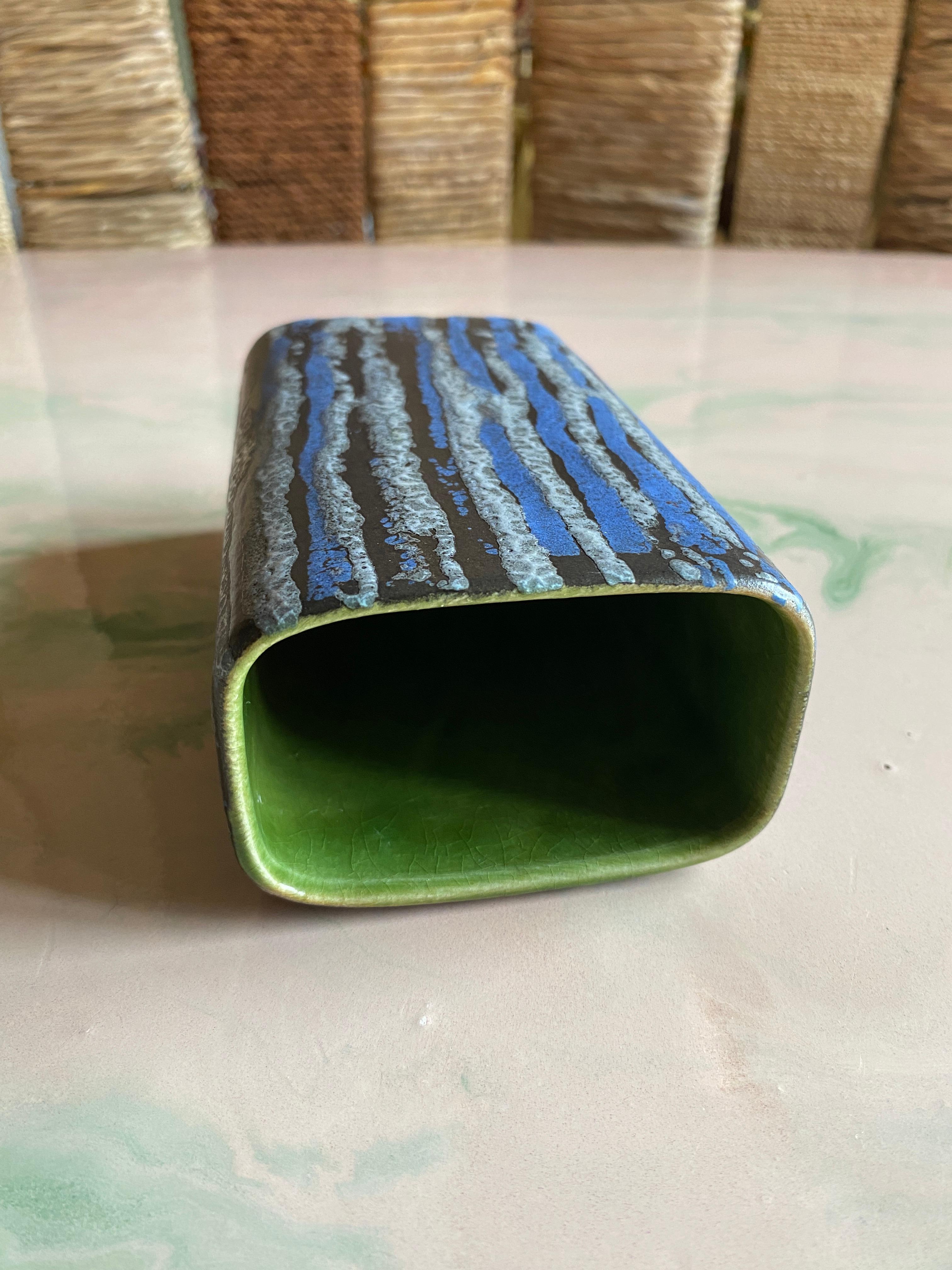 Vaso in gres lavico a strisce bianche e blu di Jasba, anni '60, della linea Midcentury Modern In condizioni buone in vendita a Grythyttan, SE