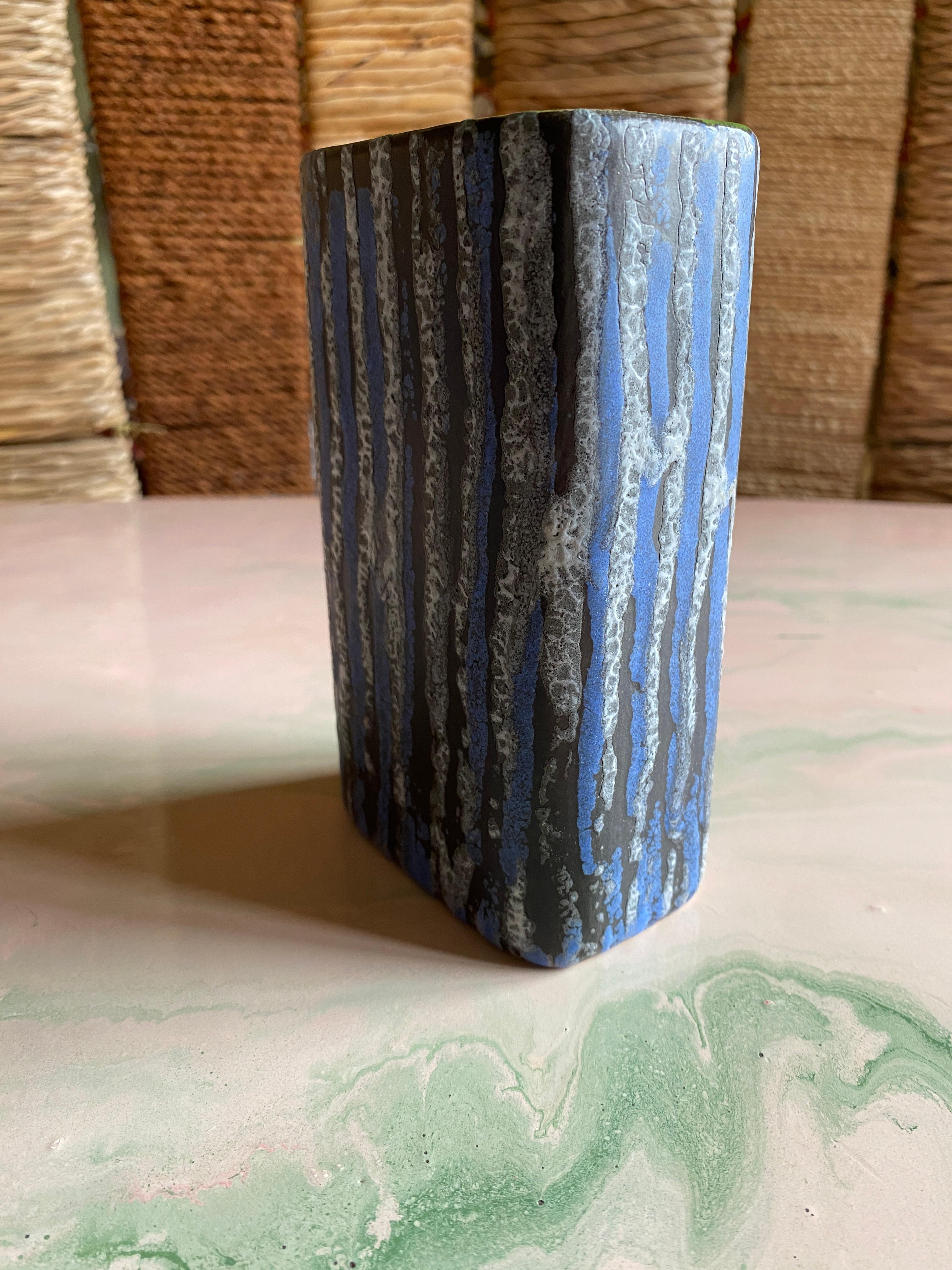 Metà XX secolo Vaso in gres lavico a strisce bianche e blu di Jasba, anni '60, della linea Midcentury Modern in vendita
