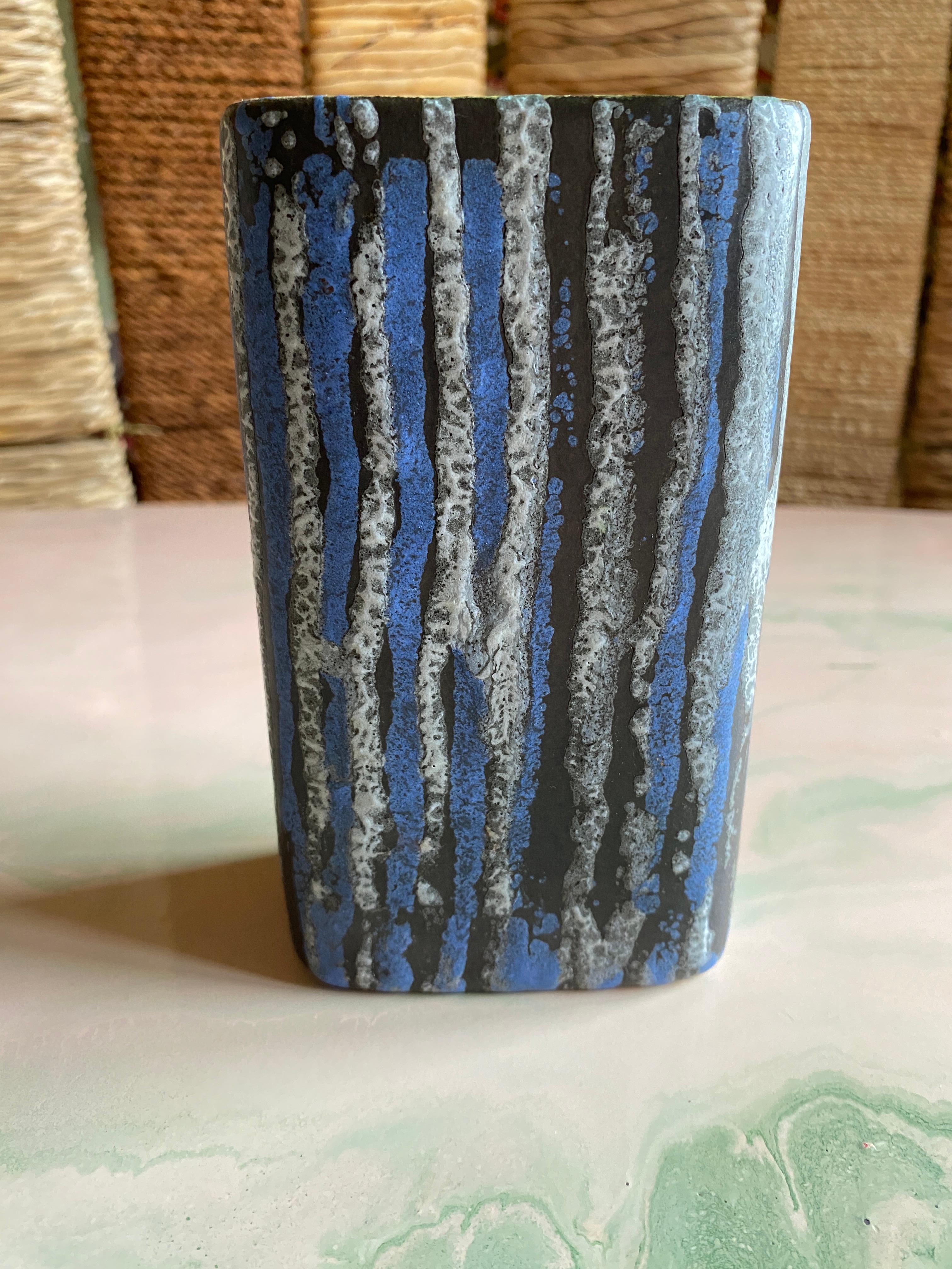 Ceramica Vaso in gres lavico a strisce bianche e blu di Jasba, anni '60, della linea Midcentury Modern in vendita