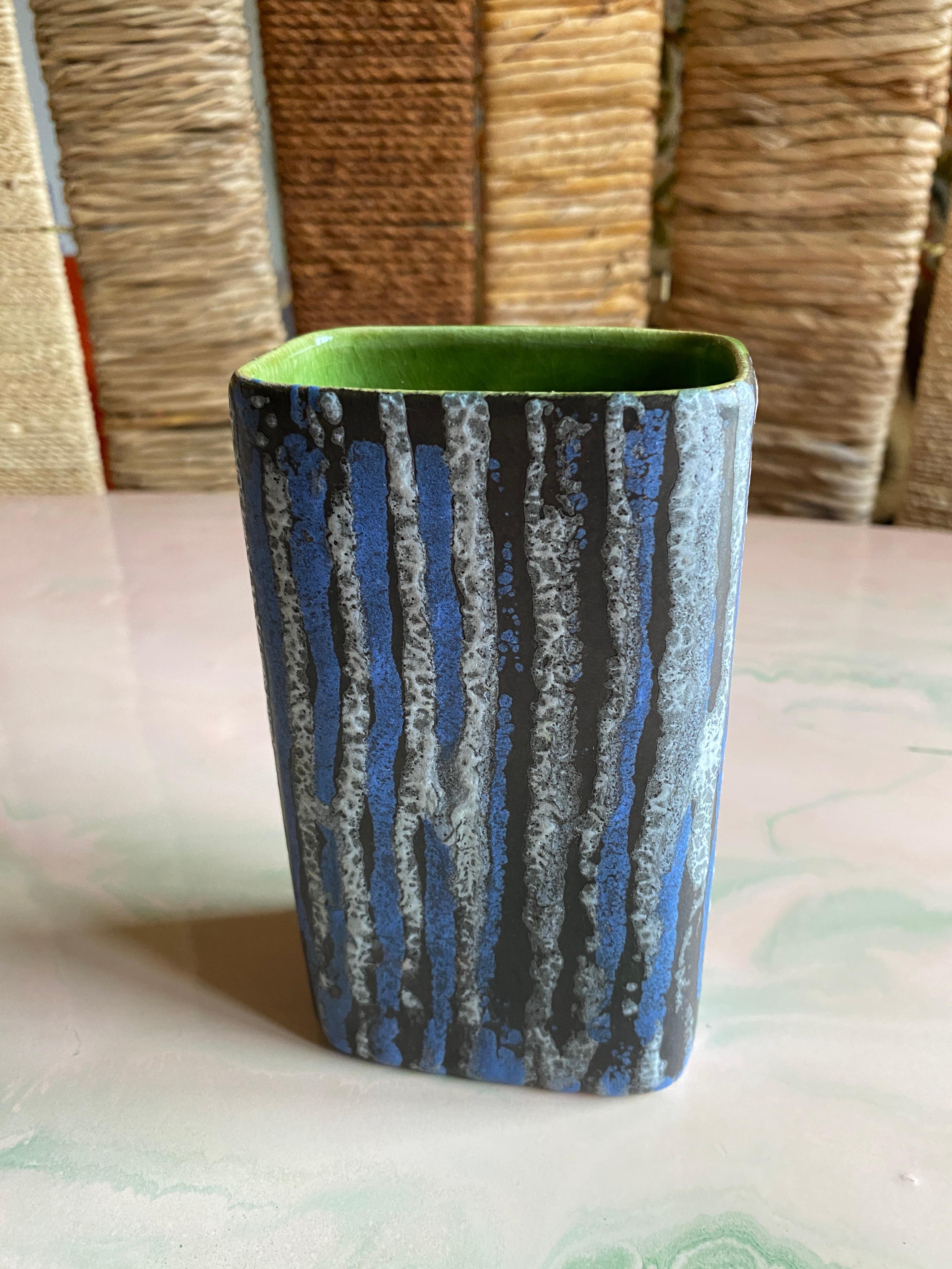 Vaso in gres lavico a strisce bianche e blu di Jasba, anni '60, della linea Midcentury Modern in vendita 1