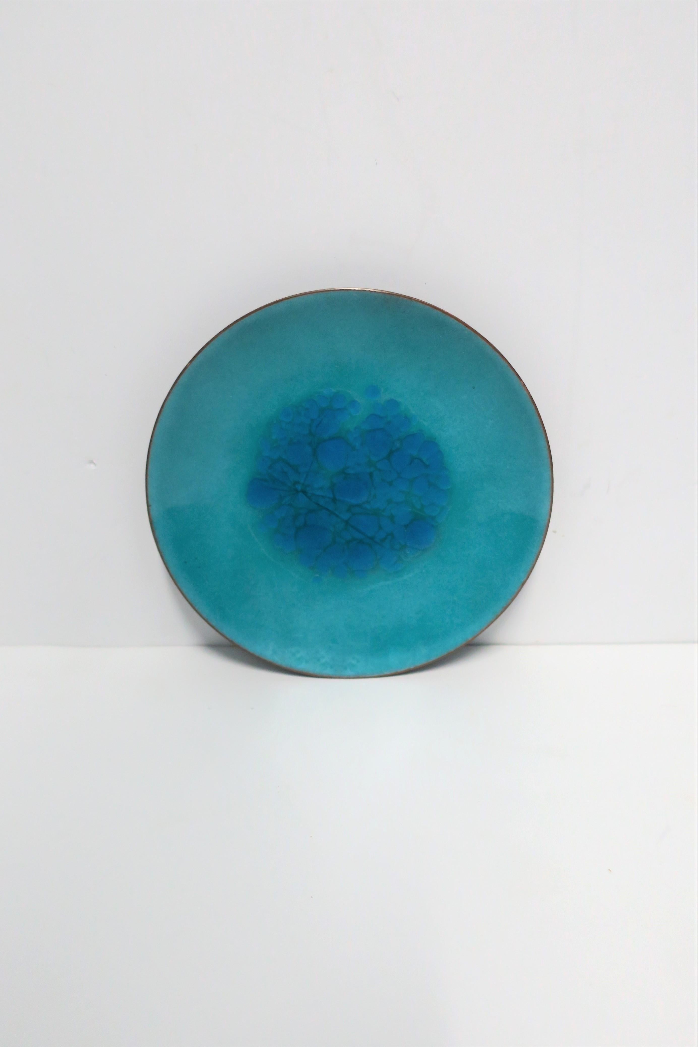 A very beautiful and substantial Mid-Century Modern round blue enamel dish, plate, or vide-poche, circa 1960s, mid-20th century. A great standalone piece or as a catchall for change/coins, jewelry or other small items, perhaps on a desk, vanity,