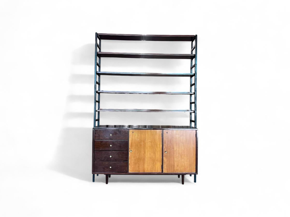 Modernes Bücherregal aus Hartholz und Metall aus der Mitte des Jahrhunderts, Michel Arnault, ca. 1960er Jahre (20. Jahrhundert) im Angebot