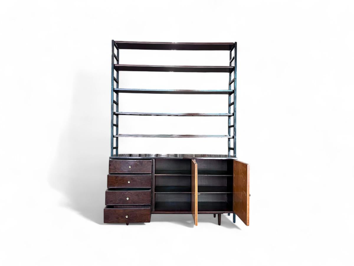 Modernes Bücherregal aus Hartholz und Metall aus der Mitte des Jahrhunderts, Michel Arnault, ca. 1960er Jahre im Angebot 2