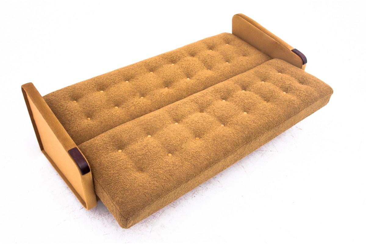 Midcentury Modern Boucle Sofa, Denmark, 1960s, Restored In Good Condition For Sale In Chorzów, PL