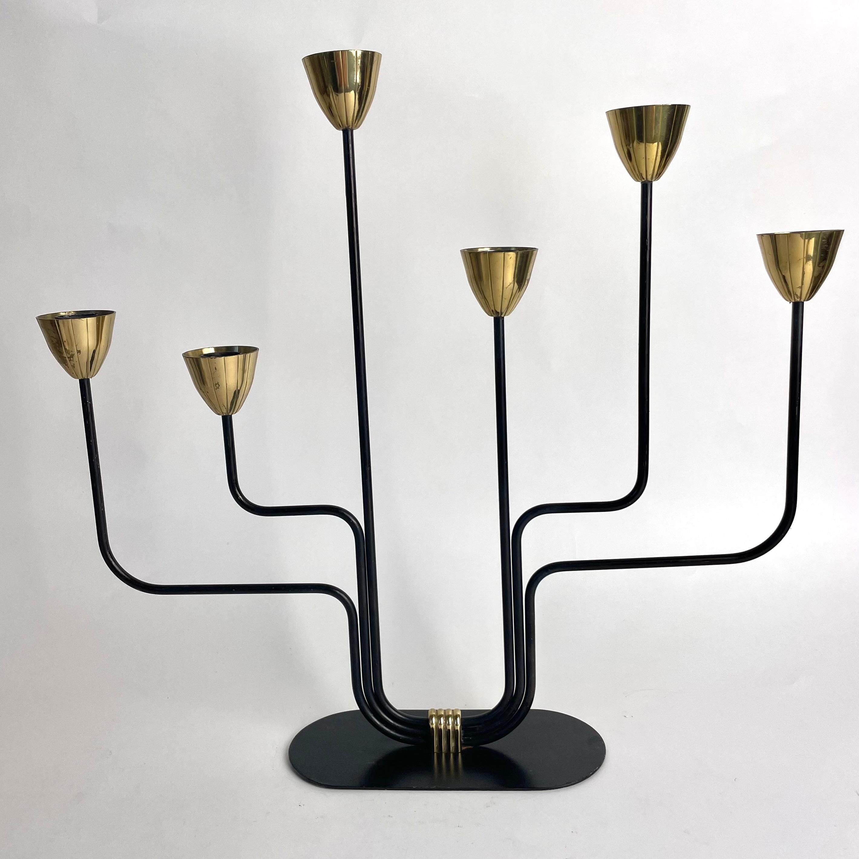 Schwedischer 6-armiger Kerzenleuchter aus Messing aus der Mitte der 1950er Jahre, entworfen vom Designer Gunnar Ander für Ystad-Metall. Messing mit schwarz lackierten Details.

Ein Kerzenständer, der in den 1950er Jahren in Schweden für das