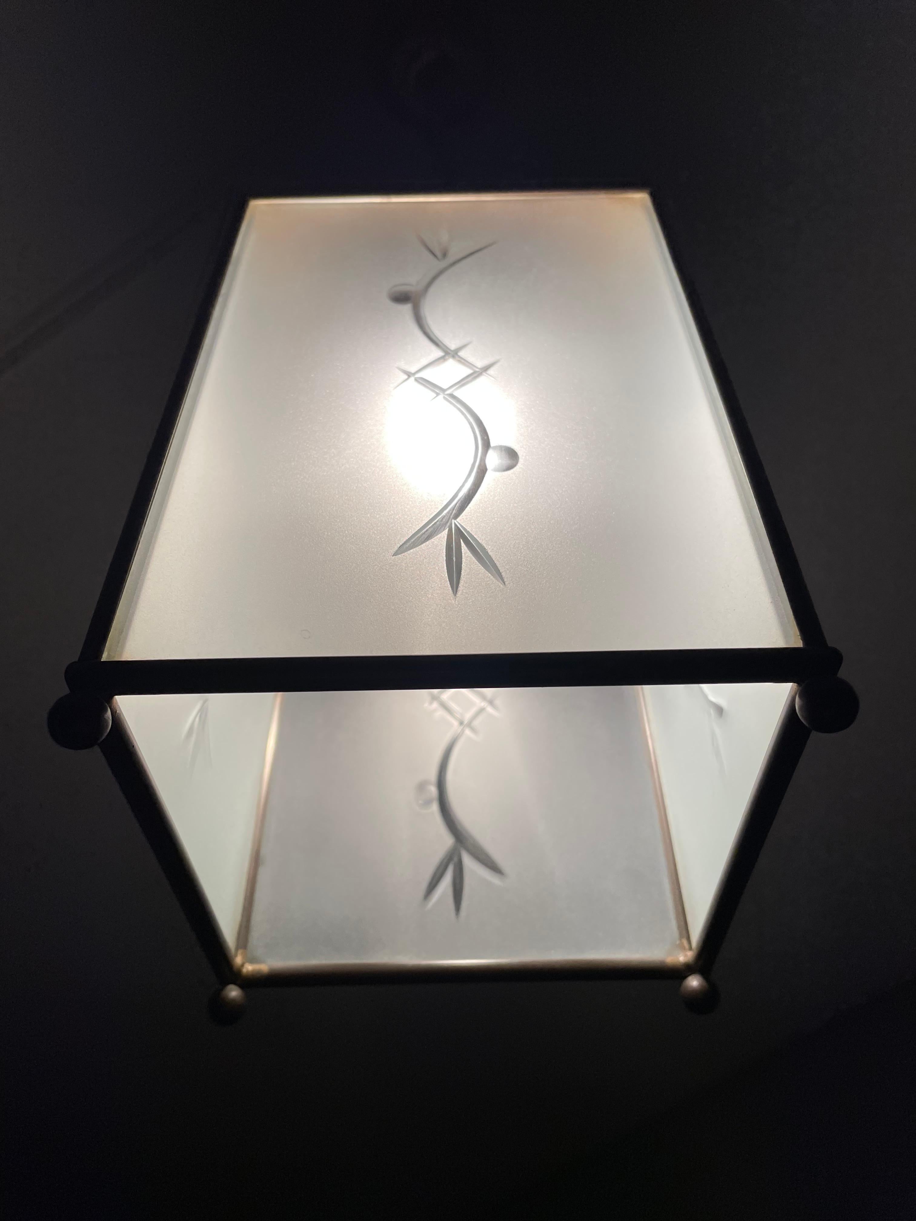 Moderne Flur-Hängelampe aus Messing und Glas, Mid-Century Modern, m. Gravur-Abstraktes Muster 8