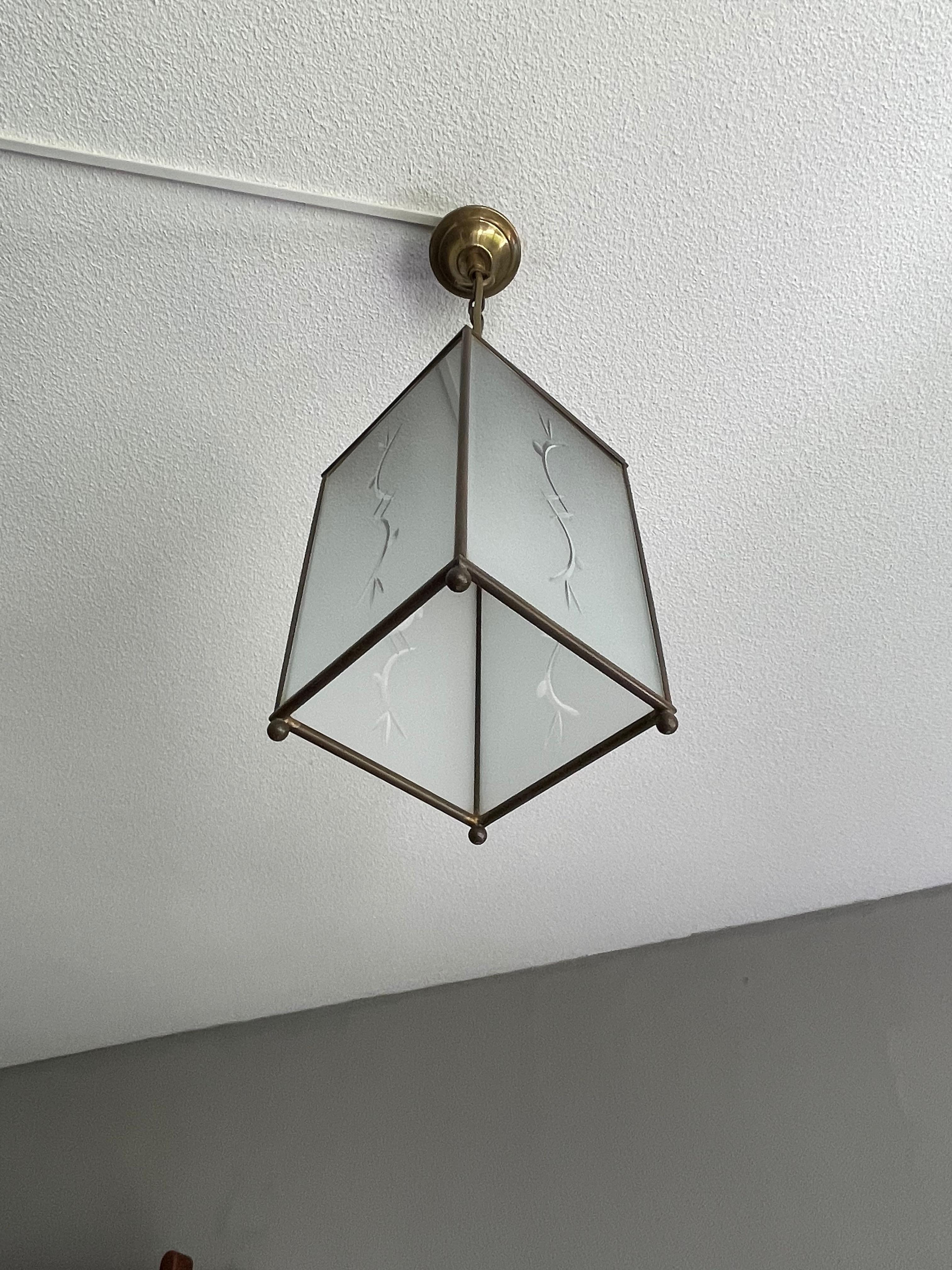 Mid-Century Modern Brass and Glass Hallway Pendant w. Engraved Abstract Pattern In Excellent Condition For Sale In Lisse, NL