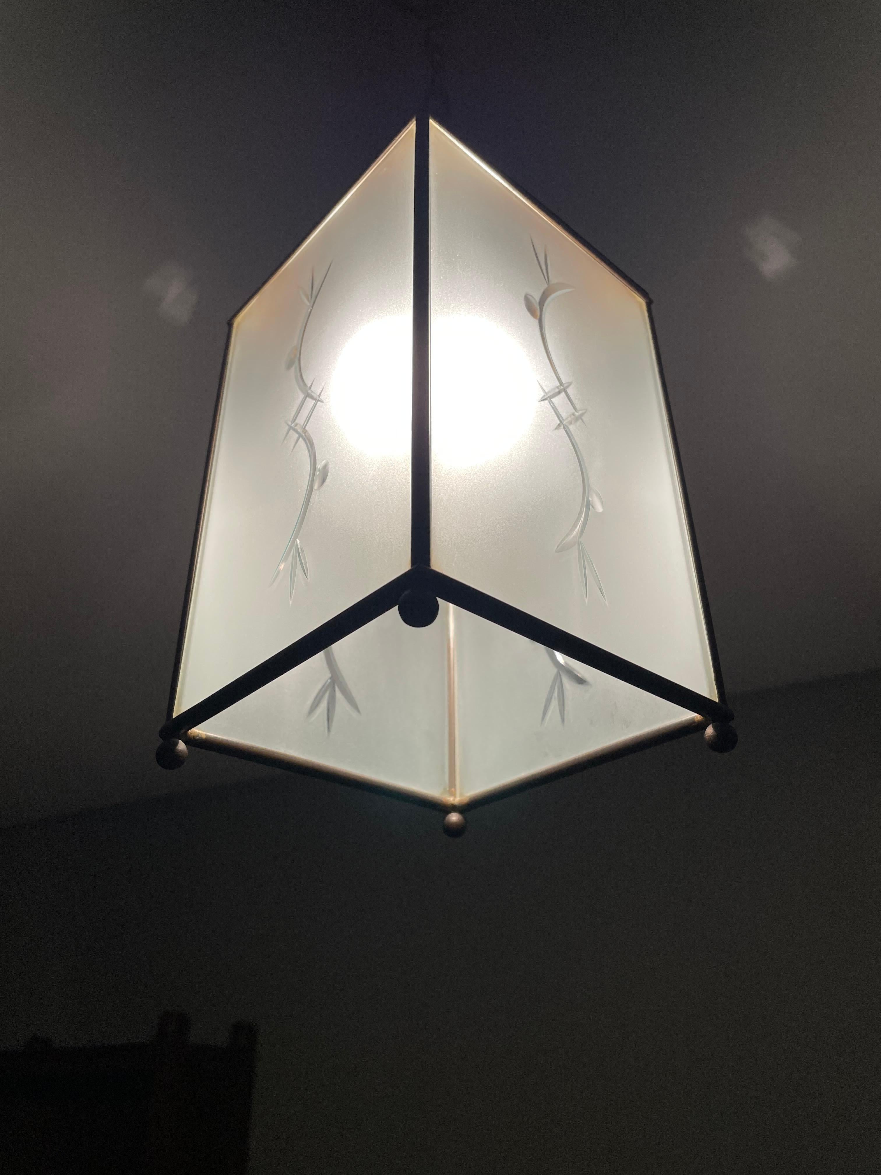 Moderne Flur-Hängelampe aus Messing und Glas, Mid-Century Modern, m. Gravur-Abstraktes Muster 2