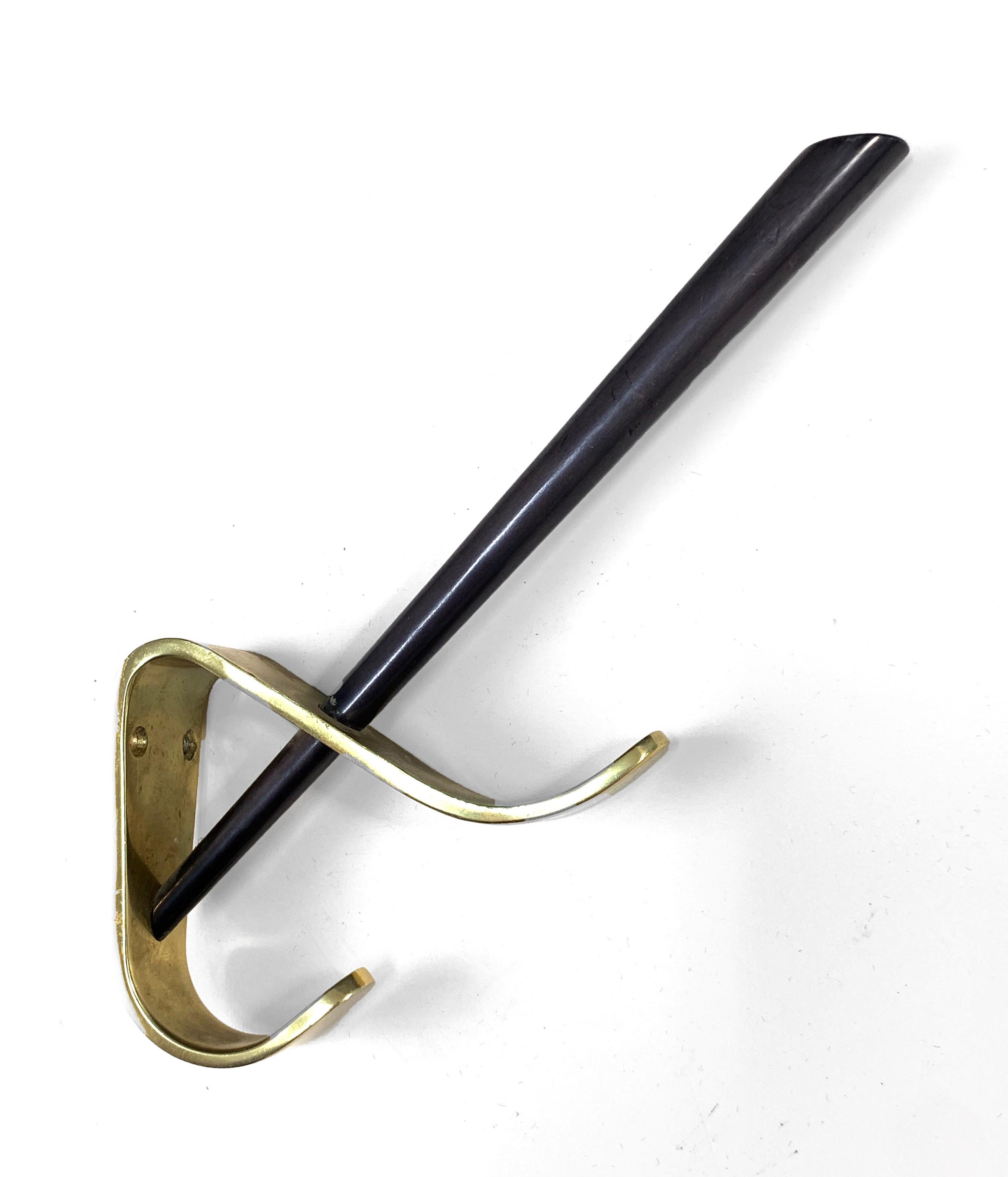 Mid-Century Modern Brass and Lacquered Aluminum Italian Coat Hooks, 1970s In Good Condition For Sale In Roma, IT