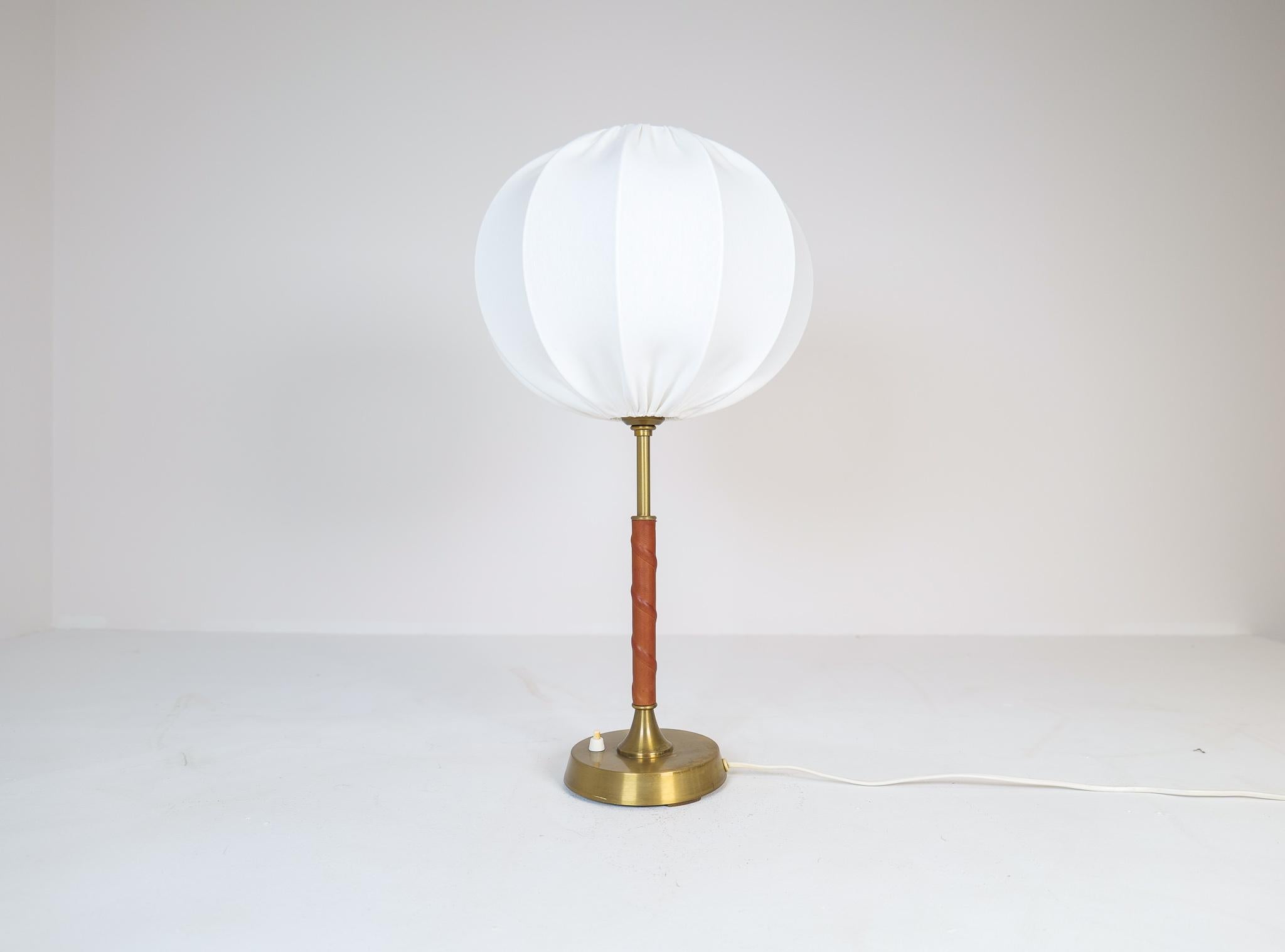Swedish Mid-Century Modern Brass and Metal Table Lamp Ewå, Sweden, 1950s For Sale