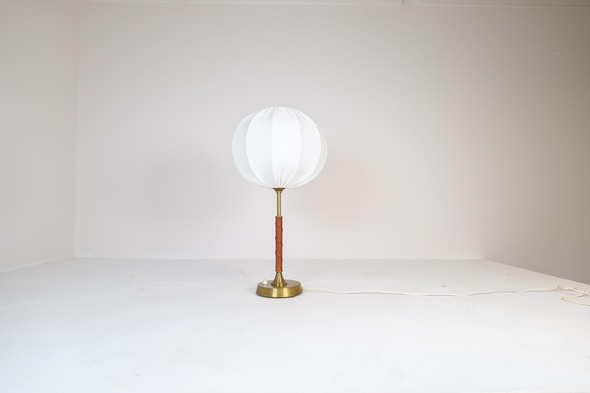Mid-Century Modern Brass and Metal Table Lamp Ewå, Sweden, 1950s In Good Condition For Sale In Hillringsberg, SE