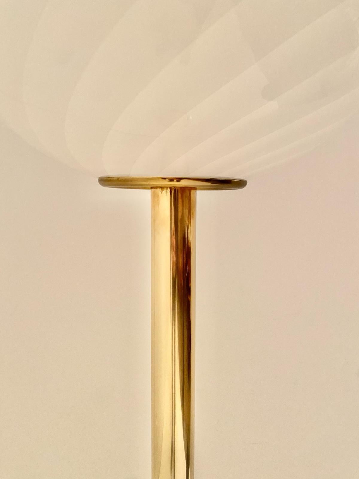 Midcentury Modern Brass und  Glas-Stehlampe, Italien 1960er Jahre (Mitte des 20. Jahrhunderts) im Angebot
