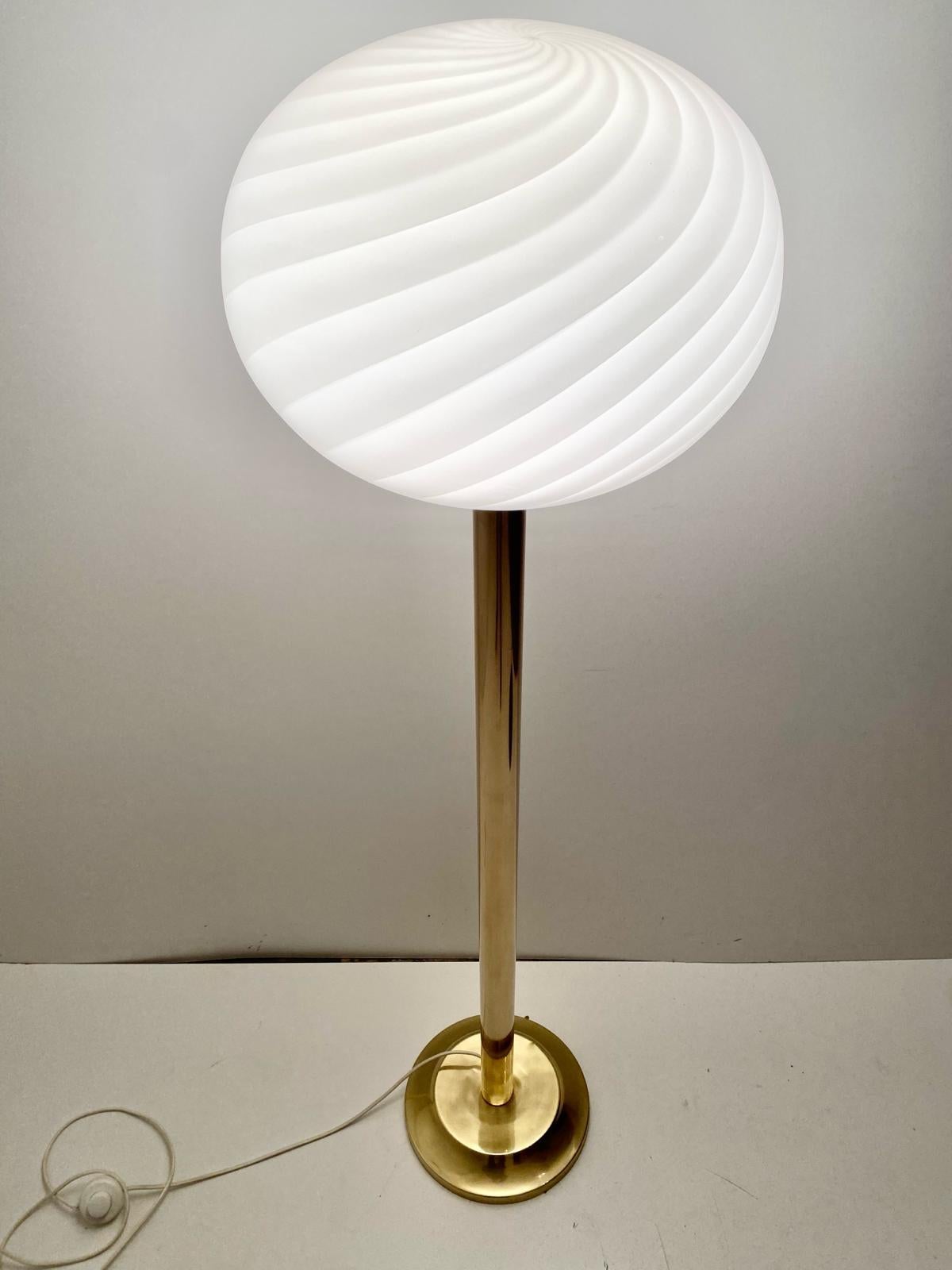 Midcentury Modern Brass and  Glass Floor Lamp, Italy 1960s For Sale 3