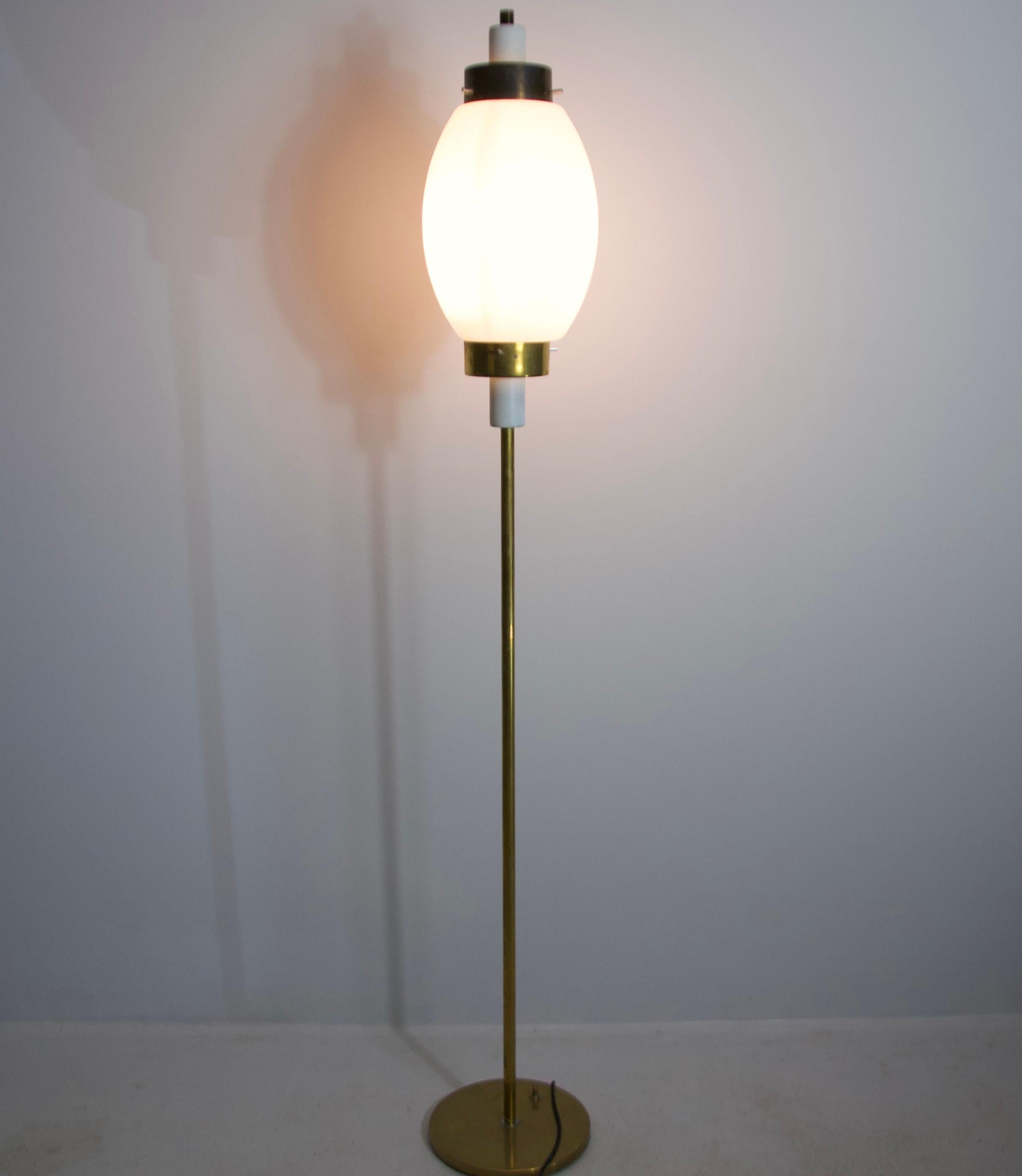 Midcentury Modern Brass and Opaline Glass Italian Floor Lamp, 1960s In Good Condition For Sale In Hagenbach, DE