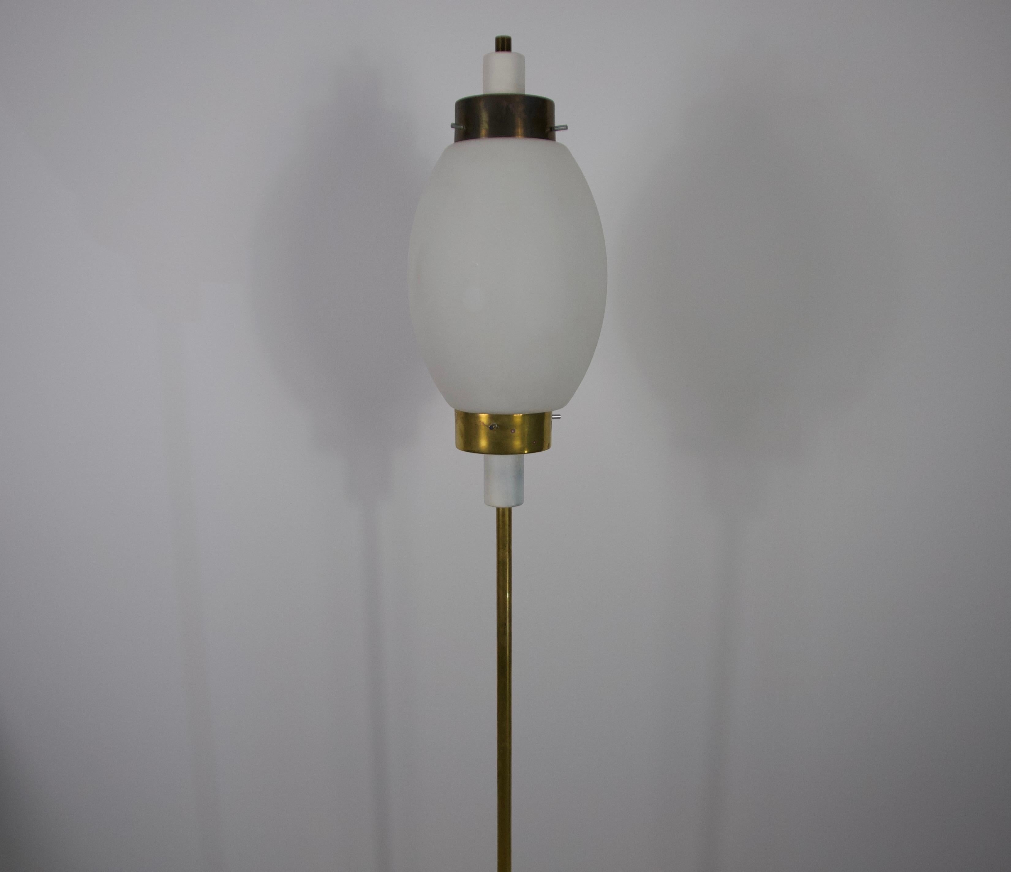 Midcentury Modern Brass and Opaline Glass Italian Floor Lamp, 1960s For Sale 1
