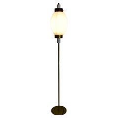 Lampada da terra italiana in ottone e vetro opalino, 1960