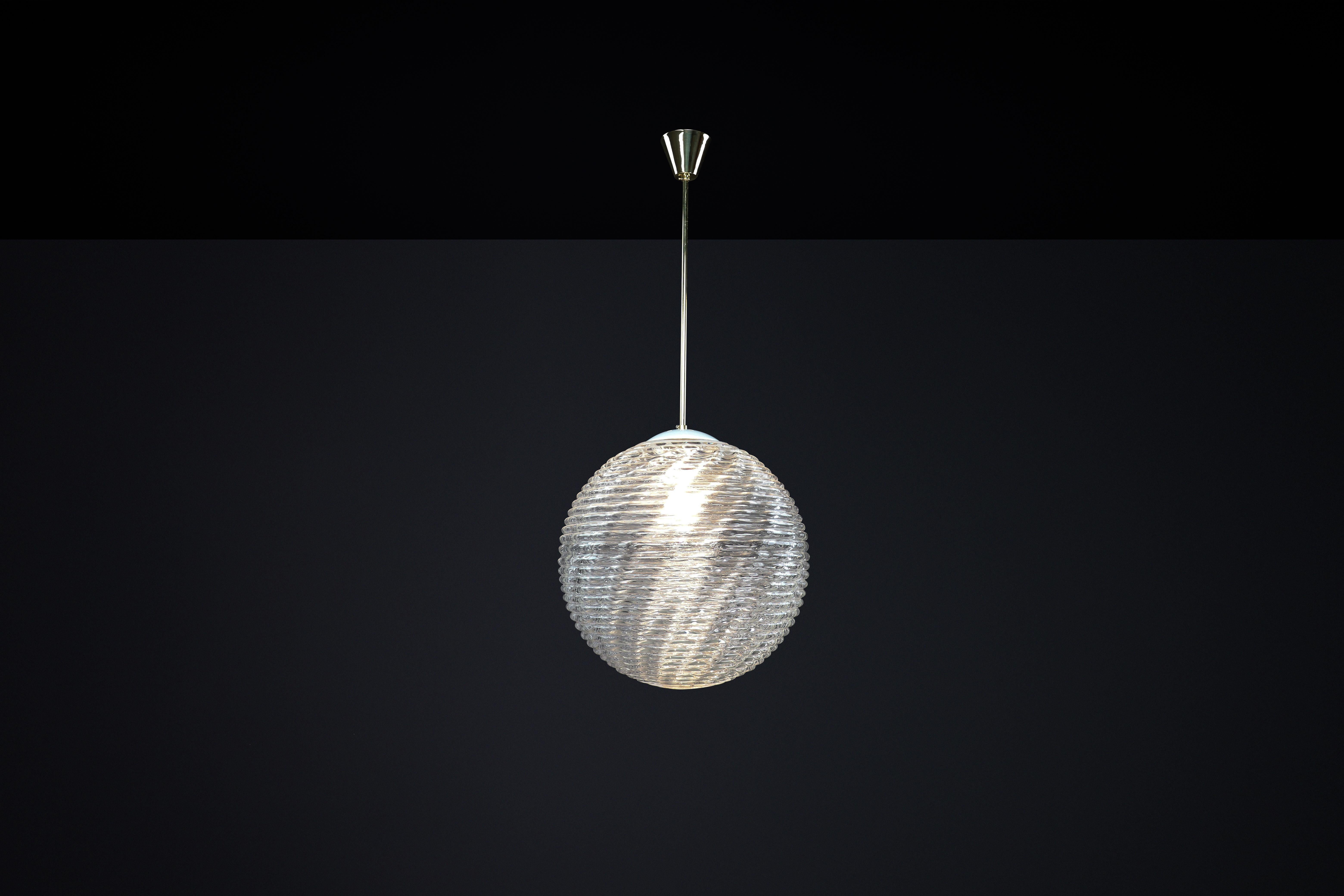 Ciondolo XL in ottone e vetro a motivi del Midcentury-Modern, Praga 1960

Questo ciondolo di metà secolo è un pezzo versatile che può migliorare l'atmosfera di qualsiasi stanza. La sua struttura in ottone e il globo in vetro artistico,