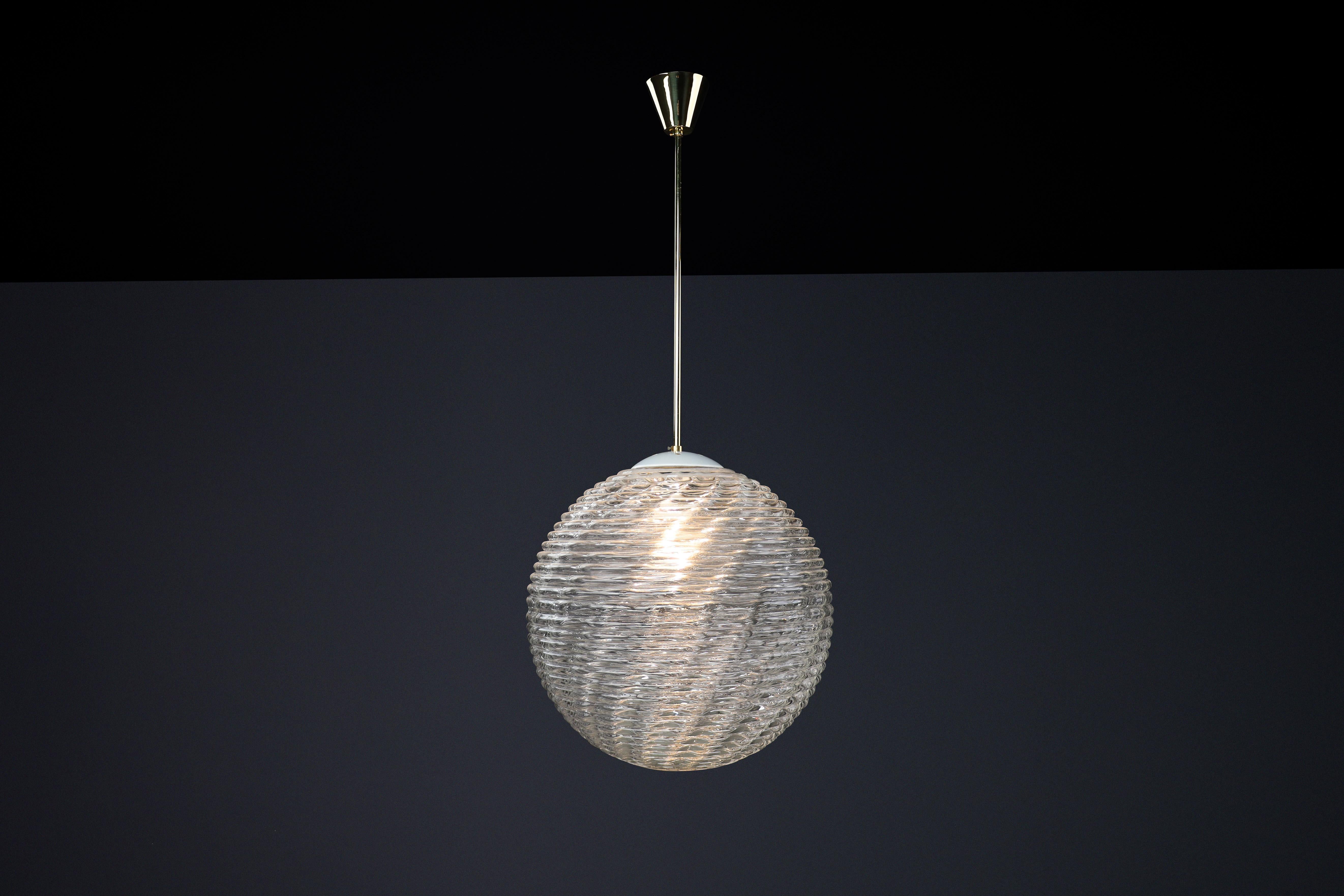 Ottone Midcentury-Modern XL  Ciondolo in ottone e vetro a motivi, Praga 1960 in vendita