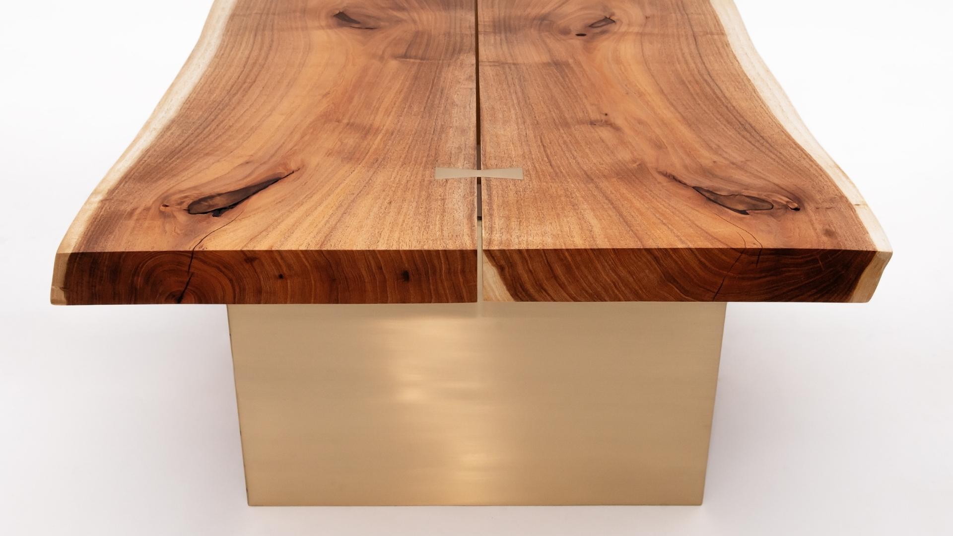 Maßgefertigte Schmetterlingsintarsien aus massivem Messing fügen sich auf einem Sockel aus massivem Messing ineinander, der aus Sonoran Mesquite gefertigt ist.  Der in der südwestlichen Sonoran-Wüste beheimatete Sonoran-Mesquite hat eine
