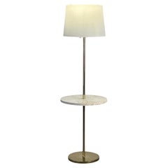 Lámpara de pie moderna de mediados de siglo de latón y travertino con bandeja Laurel Lamp Co